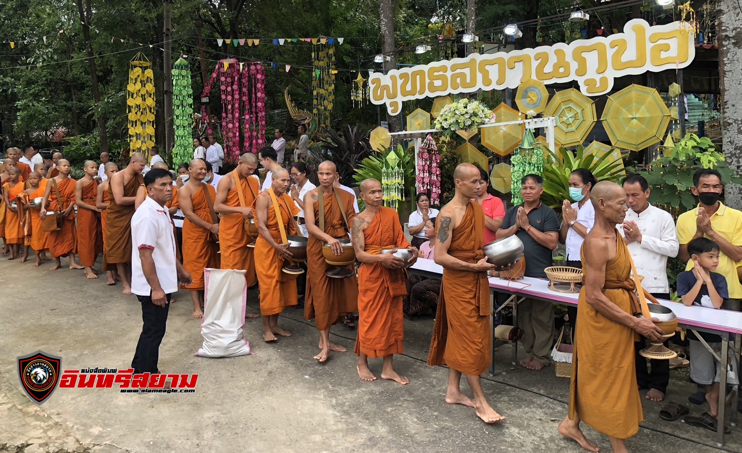 กาฬสินธุ์-ทำบุญตักบาตรเทโวโรหณะพระพุทธไสยาสน์ภูปอออกพรรษา