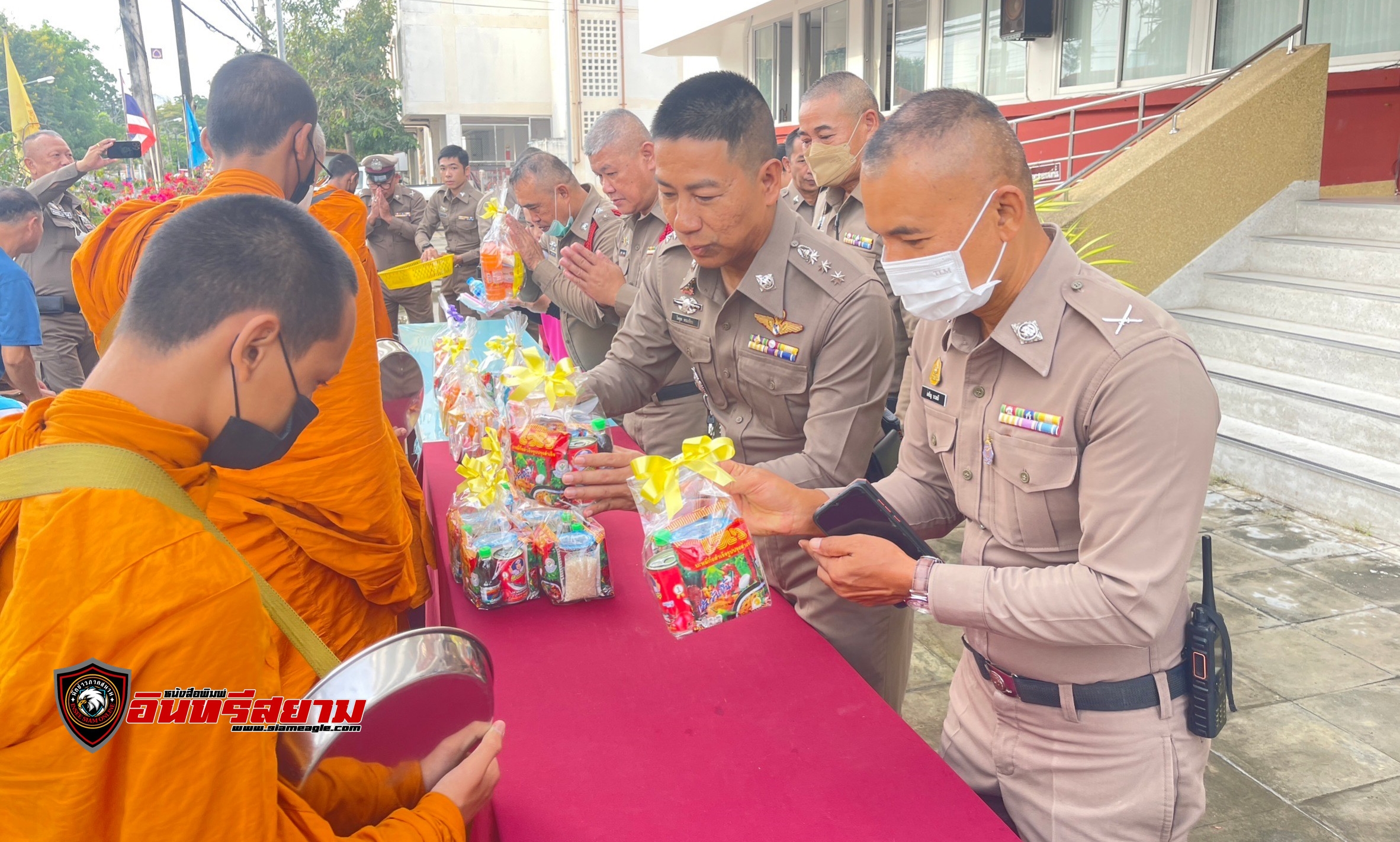 ประจวบคีรีขันธ์-สภ.เมืองฯจัดพิธีทำบุญตักบาตรอุทิศบุญให้บรรพบุรุษตำรวจและเหล่าตำรวจวีรชนผู้กล้าสงครามโลกในวันตำรวจ