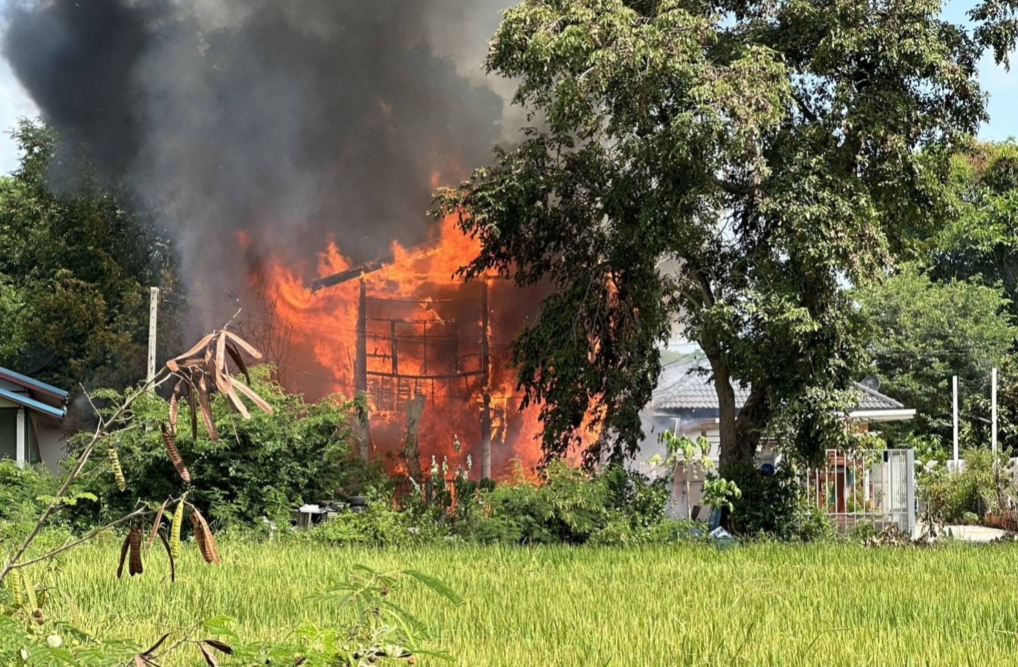 สระบุรี-เพลิงเผาบ้านวอด ชายกล้ามเนื้ออ่อนแรงอยู่บ้านคนเดียวหนีซุกป่าหลังบ้าน