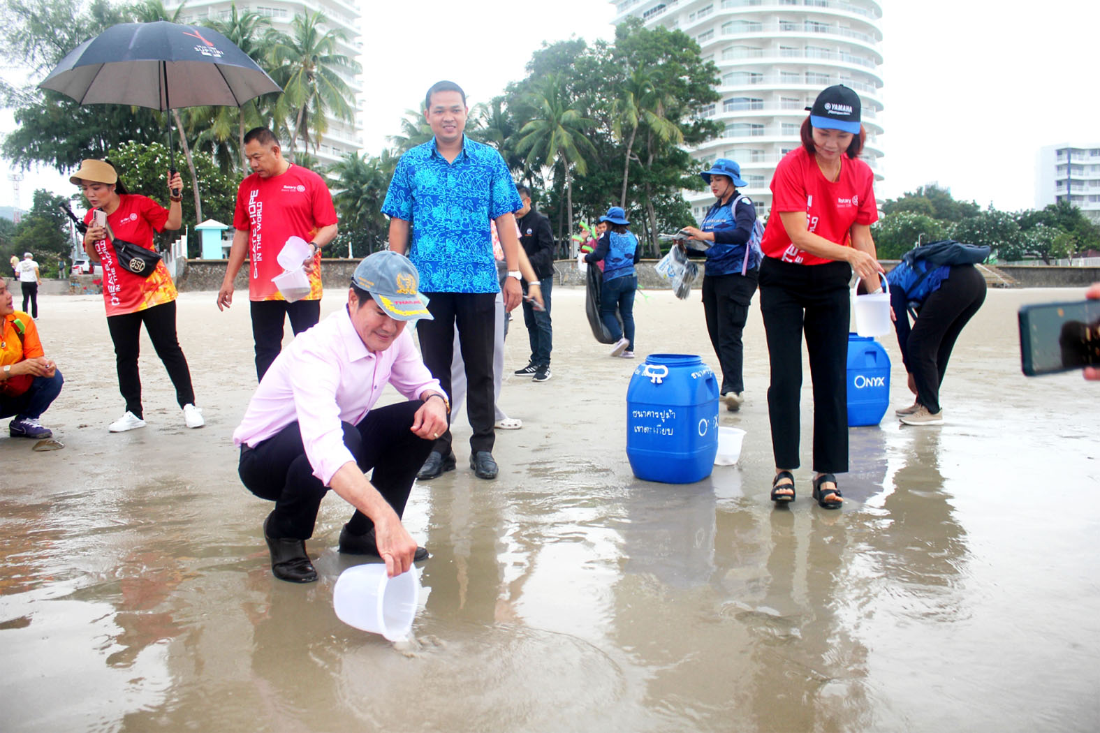 ประจวบคีรีขันธ์-“หัวหิน” ปล่อยลูกปูม้า 5 ล้านตัวสู่ทะเล ในวันโปลิโอโลก