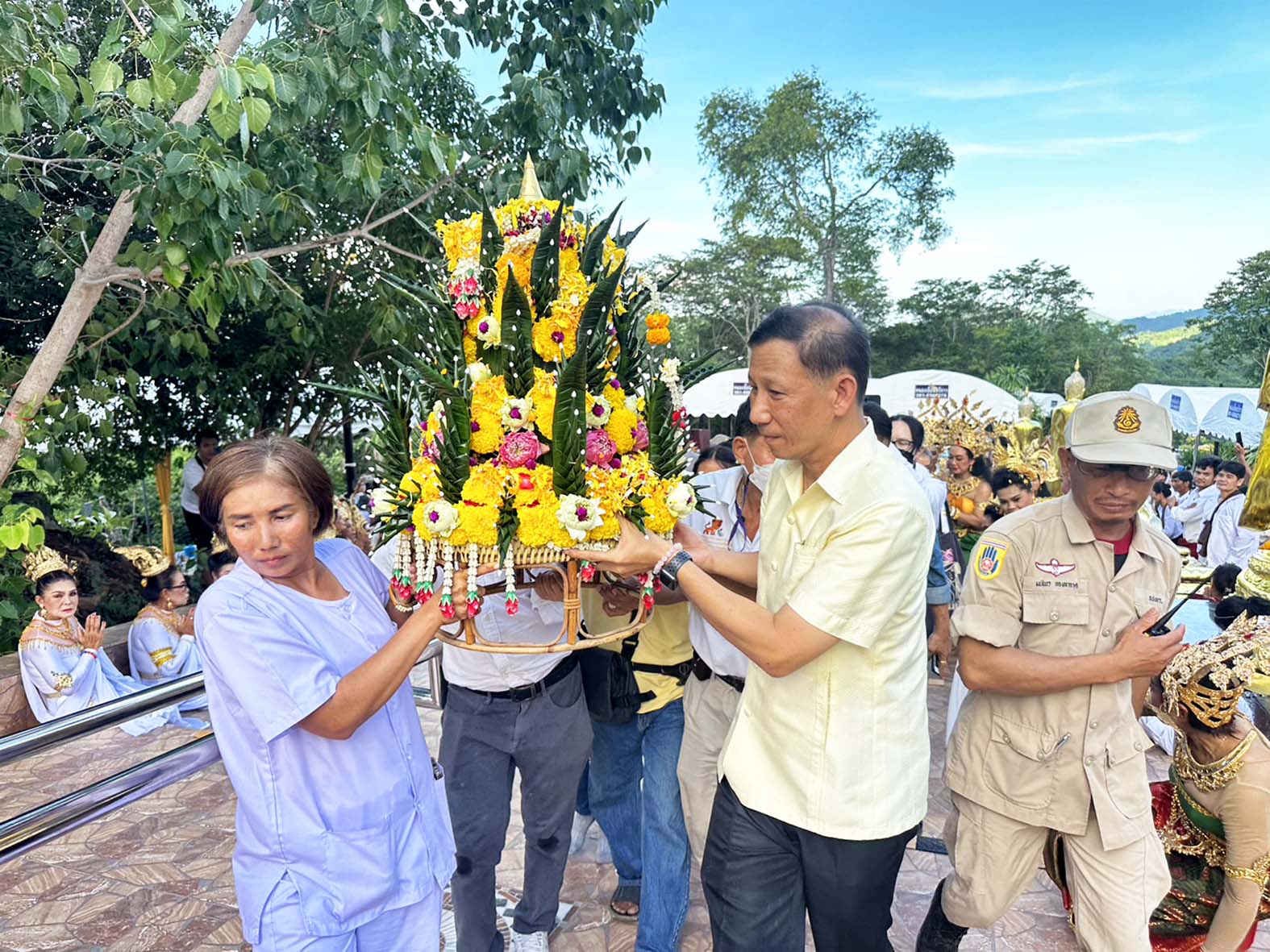 ประจวบคีรีขันธ์-นอภ.หัวหิน ยกยอดปลีทองคำประดิษฐานยังพุทธอุทยานพระธาตุดอยทัพช้าง