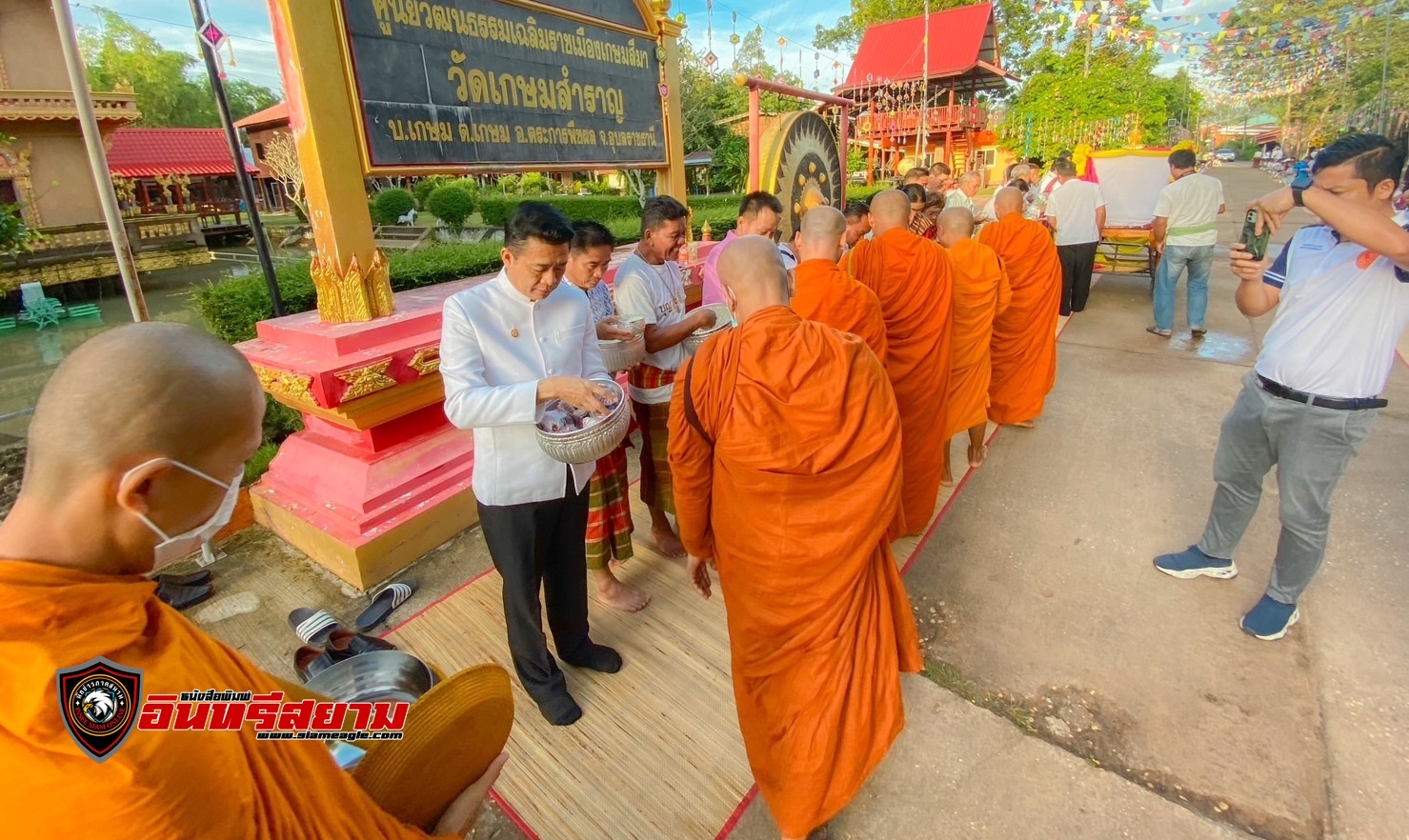 อุบลราชธานี-ส.ส.สุทธิชัย ร่วมประเพณีตักบาตรเทโวโรหณะ วัดเกษมสำราญ