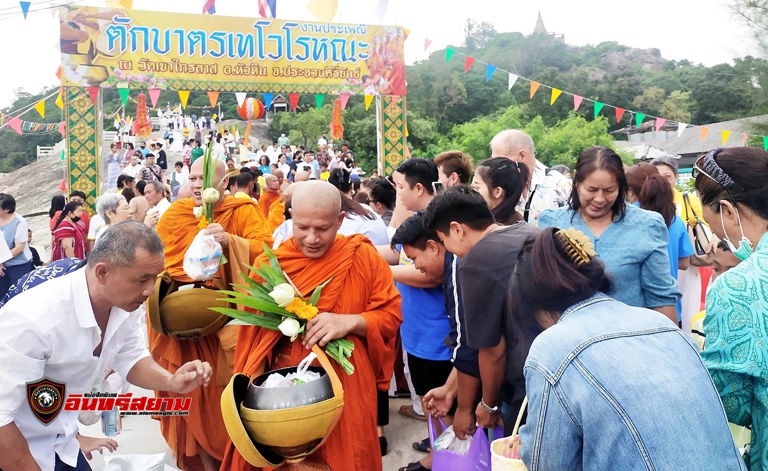 ประจวบคีรีขันธ์-พุทธศาสนิกชนจำนวนมากร่วมสืบสานประเพณีตักบาตรเทโว ในเทศกาลออกพรรษา