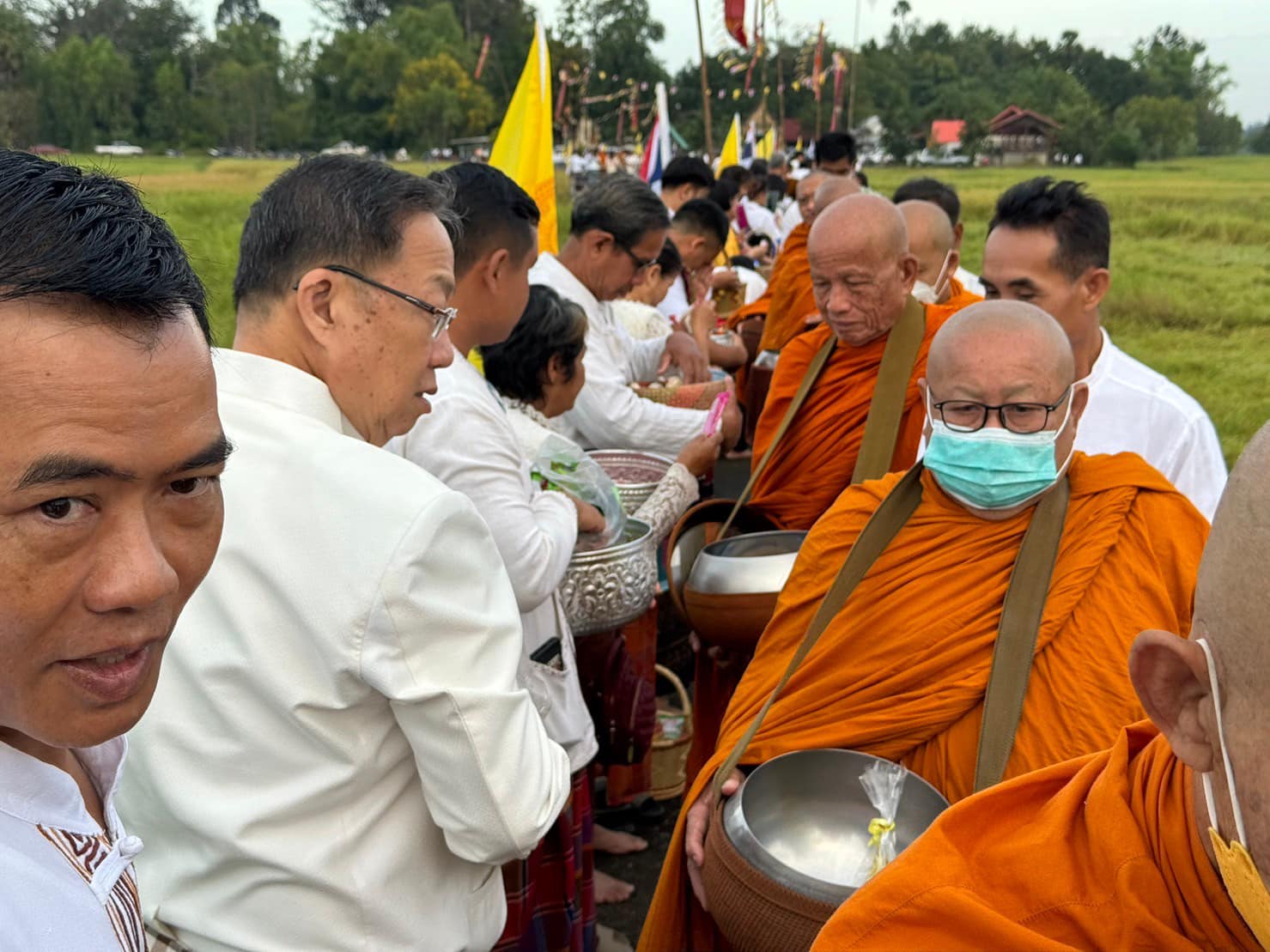 อุบลราชธานี-ทำบุญตักบาตรเทโวโรหณะ ที่ “สะพานขัวน้อย”