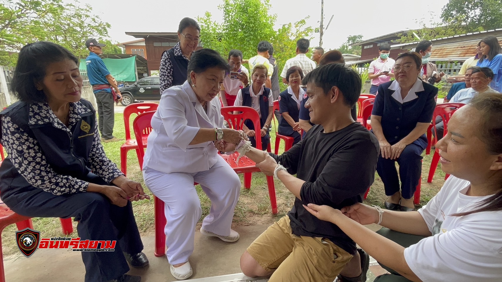 อุบลราชธานี-เหล่ากาชาดลฯ ร่วมผูกแขนรับขวัญและมอบชุดธารน้ำใจ 2 แรงงานไทย ที่กลับจากอิสราเอล