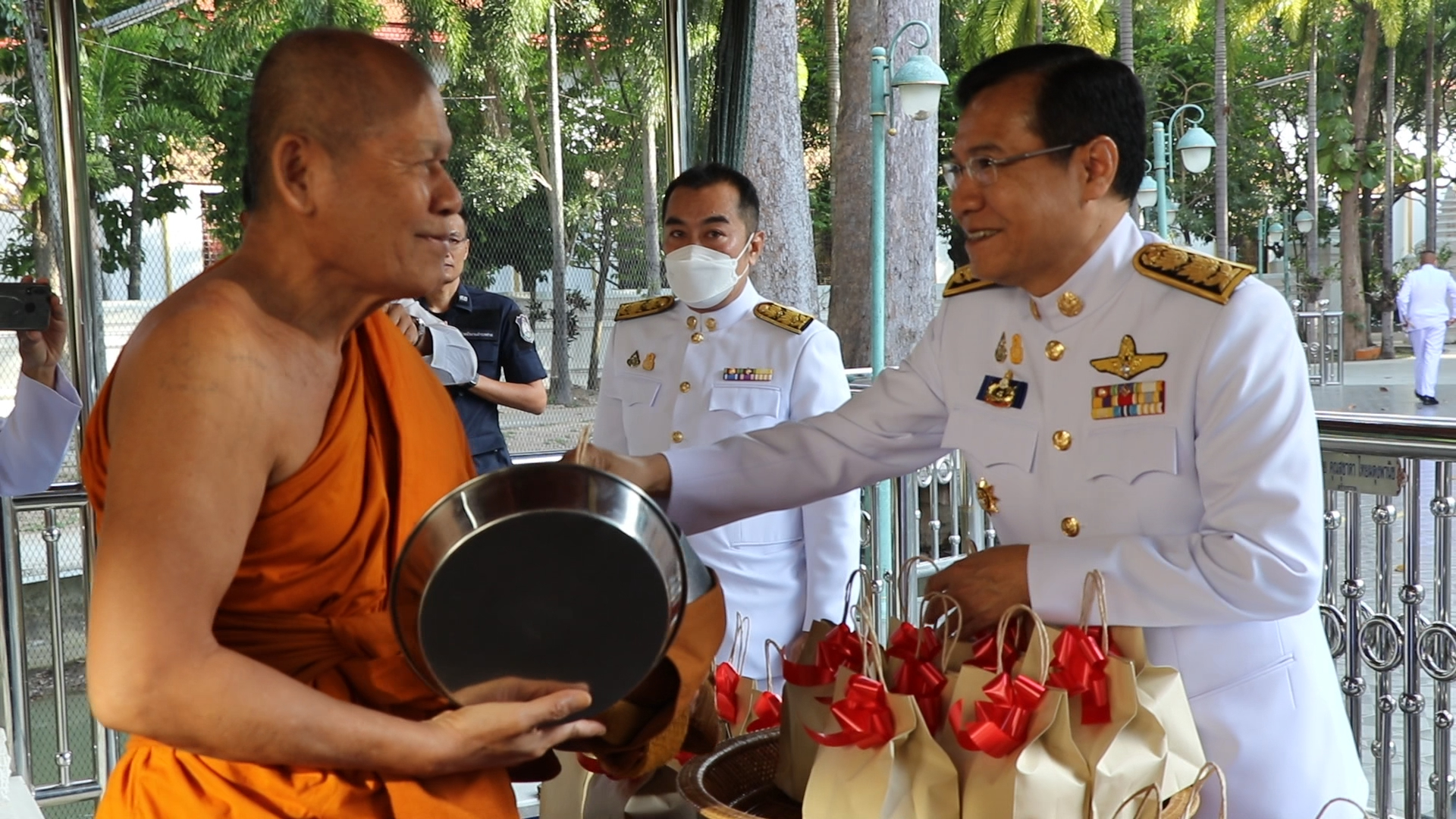 สิงห์บุรี-ประกอบพิธีสวดพระพุทธมนต์ และทำบุญตักบาตร เนื่องในวันสมเด็จพระมหาธีรราชเจ้า