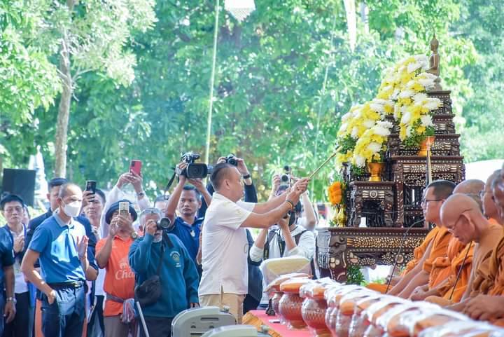 บุรีรัมย์-ประธานสโมสรฟุตบอลบุรีรัมย์ ยูไนเต็ด นำหัวหน้าส่วนราชการ ร่วมทอดกฐินโจรวันเดียว 371 แห่ง