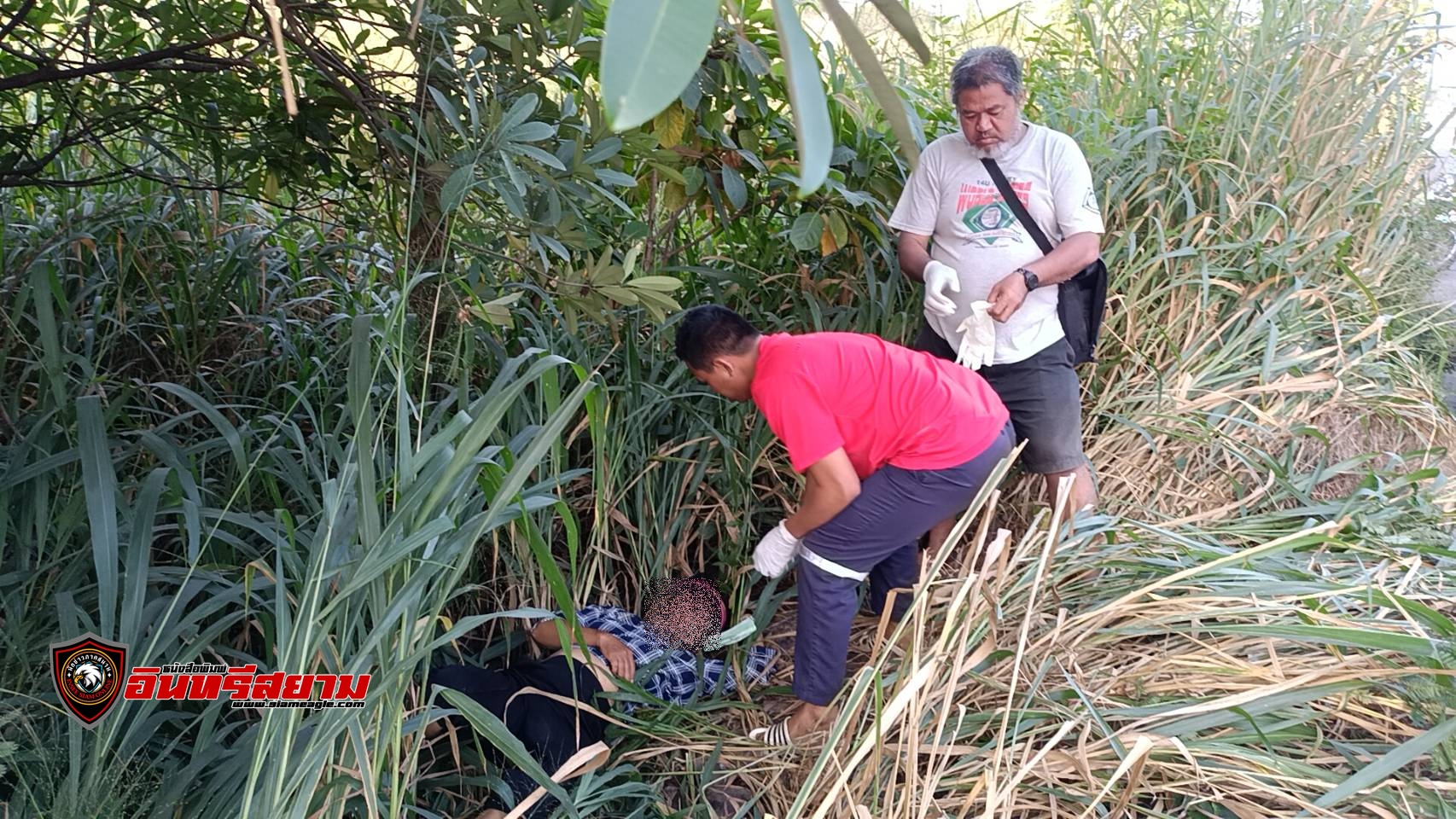 ปราจีนบุรี-กู้ภัยฯและตร.ฉับไว ช่วยป้าขับรถชนต้นไม้นอนเจ็บปางตายในป่าหญ้า