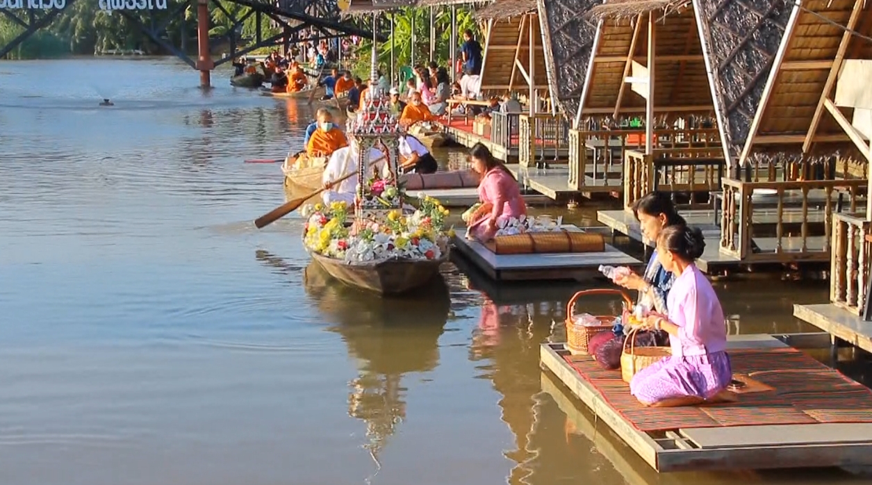 สุพรรณบุรี-สีสันชาวต่างชาติแต่งชุดไทยตักบาตรกลางน้ำคึกคัก