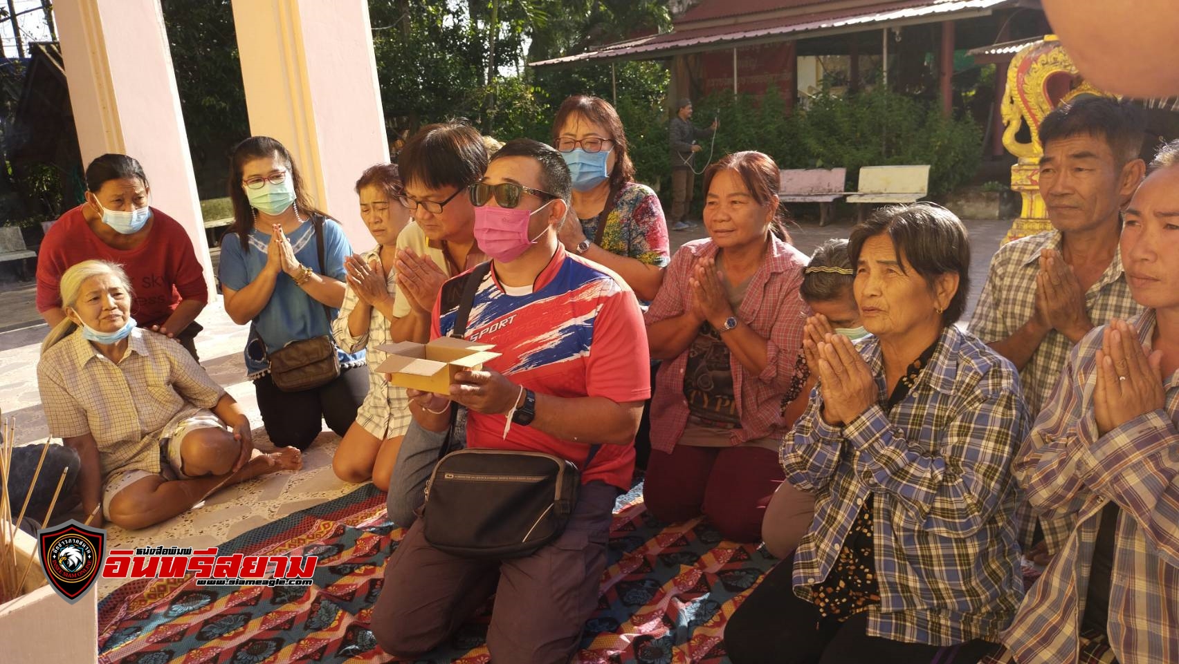 นครนายก-ชาวบ้านรวมตัวนำสิ่งของมาแก้บน”พระรำพึง”พระประจำวันเกิดวันศุกร์ หลังมีโชคได้รับทรัพย์ เลขท้าย 90