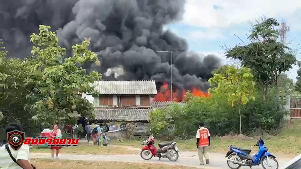 สุพรรณบุรี-ไฟฟ้าลัดวงจรช็อตไหม้วอดบ้านไม้สองชั้นเจ้าของบ้านวิ่งหนีตาย