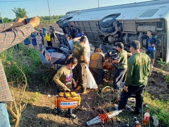 ปราจีนบุรี-2 ครูขับเก๋งชนรถบันรับส่งพนักงานดับ