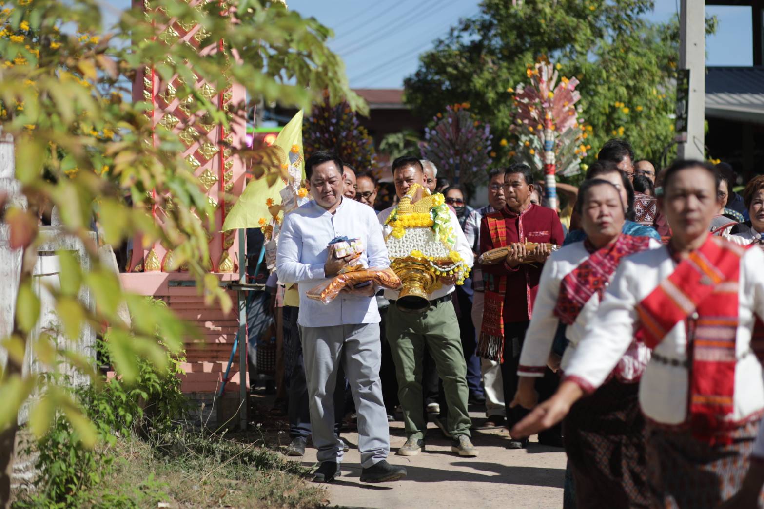 กาฬสินธุ์-อิ่มบุญกฐินมหากุศลสมทบทุนสร้างเจดีย์ต้นบรรพบุรุษเมืองน้ำดำ