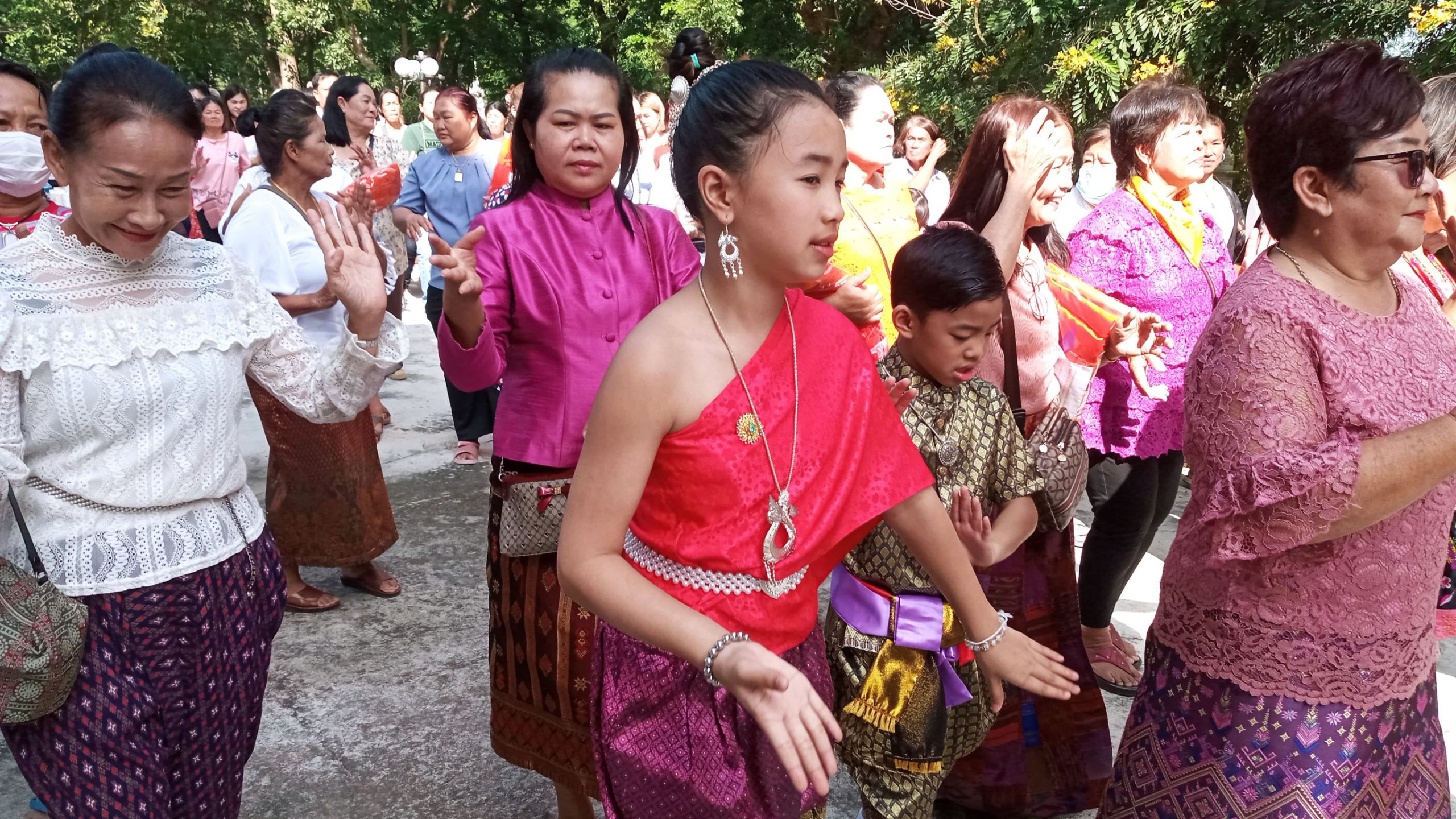 สุพรรณบุรี-สีสันเด็กสายบุญได้เต้นสนุกปะทะตัวตึงรุ่นใหญ่สนุกได้ทุกวัย