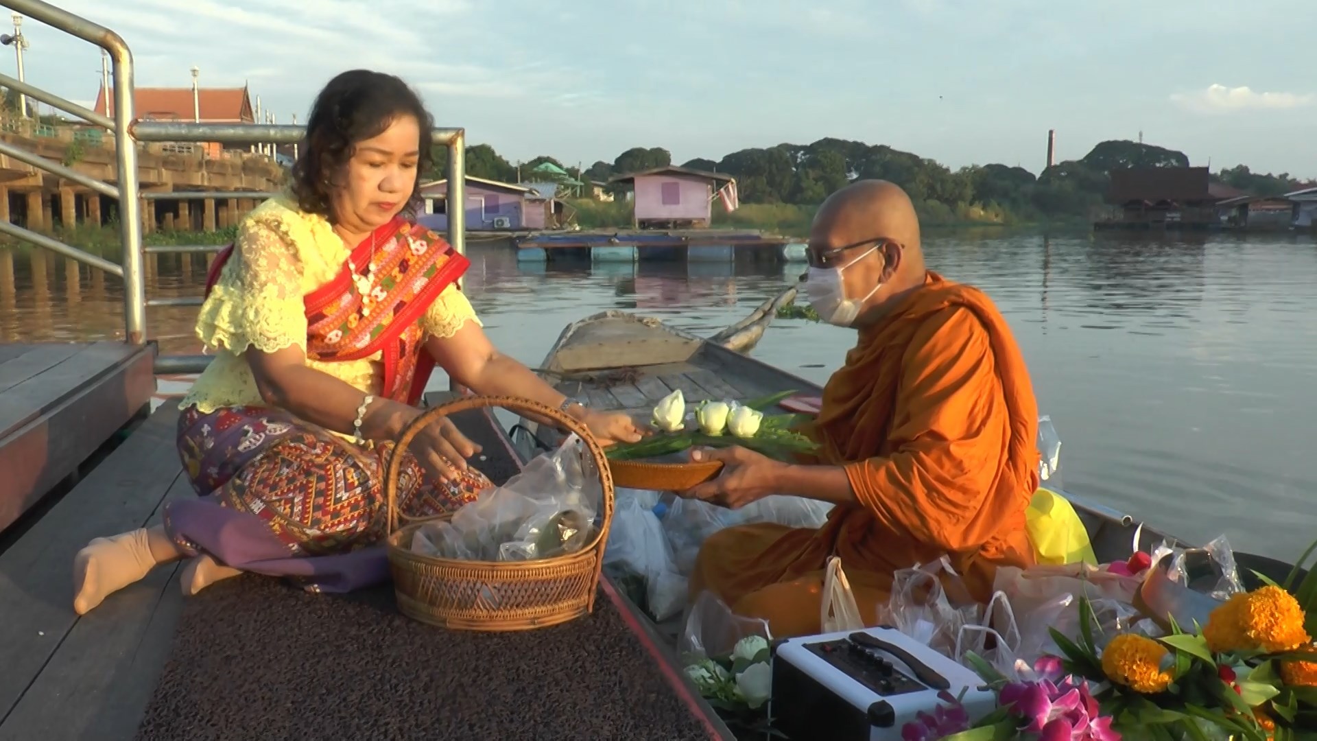 อุทัยธานี-ร่วมทำบุญตักบาตรทางน้ำรับอรุณวันลอยกระทง