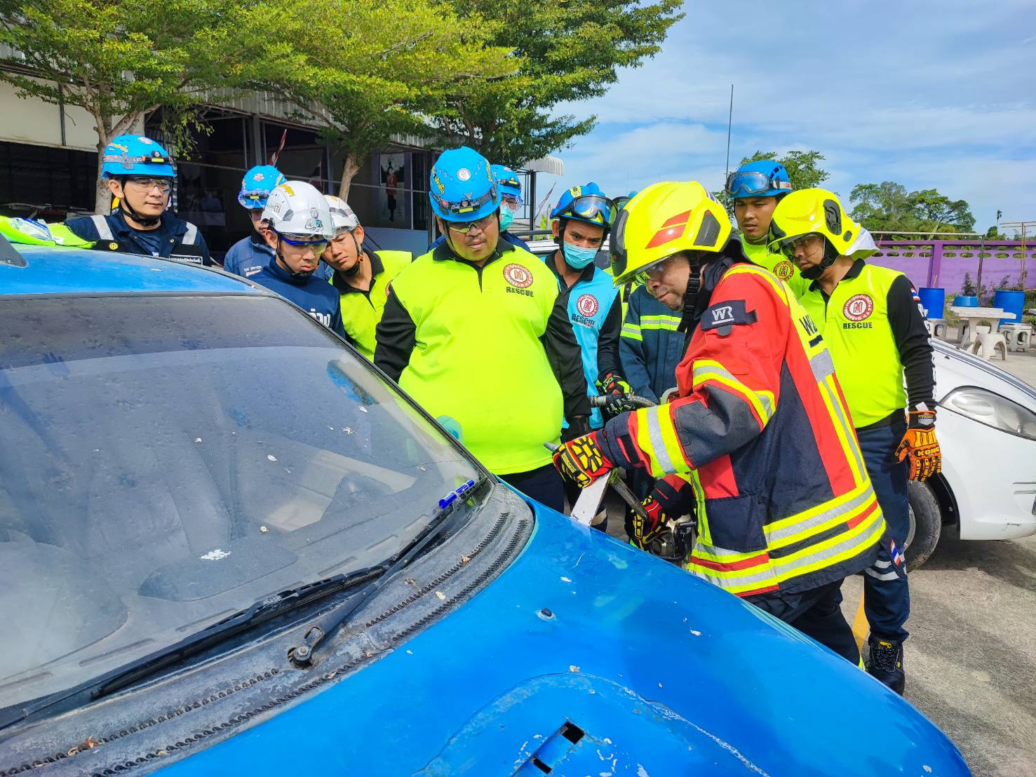 ปทุมธานี-ครูฝึกเครื่องตัดถ่างระดับโลกอบรมอาสาถวายเป็นพระราชกุศล