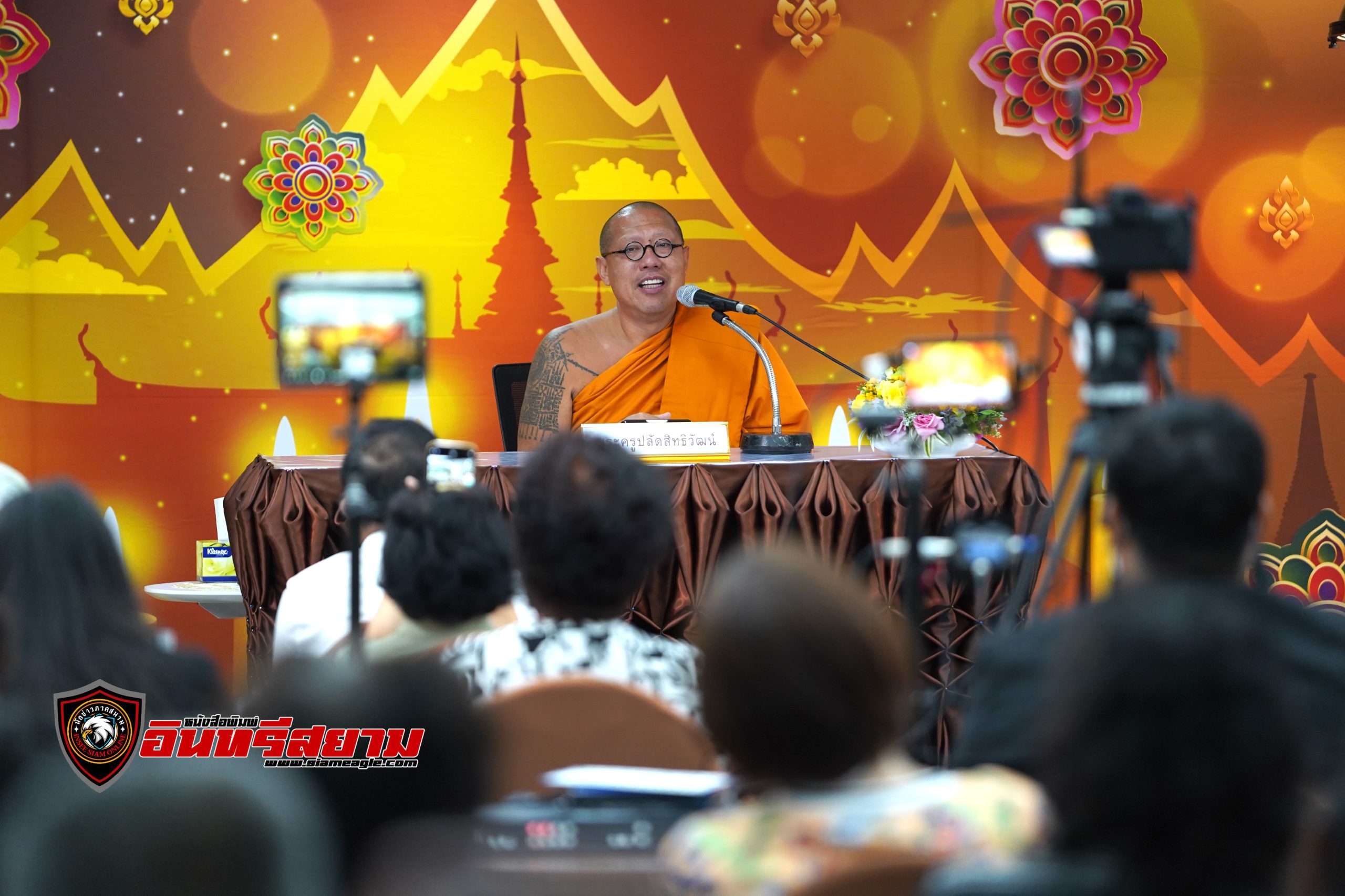 นครปฐม-“หลวงพี่น้ำฝน”บรรยายธรรม กิจกรรม “เรายกวัดมาไว้ที่เซเว่นฯ” ชี้ทางอยู่อย่างไรในสังคมยุคนี้