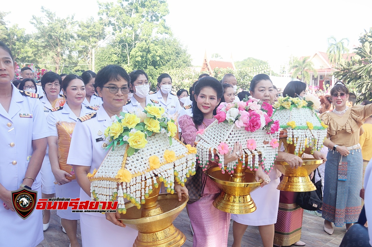 ชลบุรี-รพ.สมเด็จพระนางเจ้าสิริกิติ์ฯ พร้อมผู้มีจิตศรัทธา ร่วมทอดกฐินฯ ศาลากลางน้ำ กว่า 7 แสนบาท