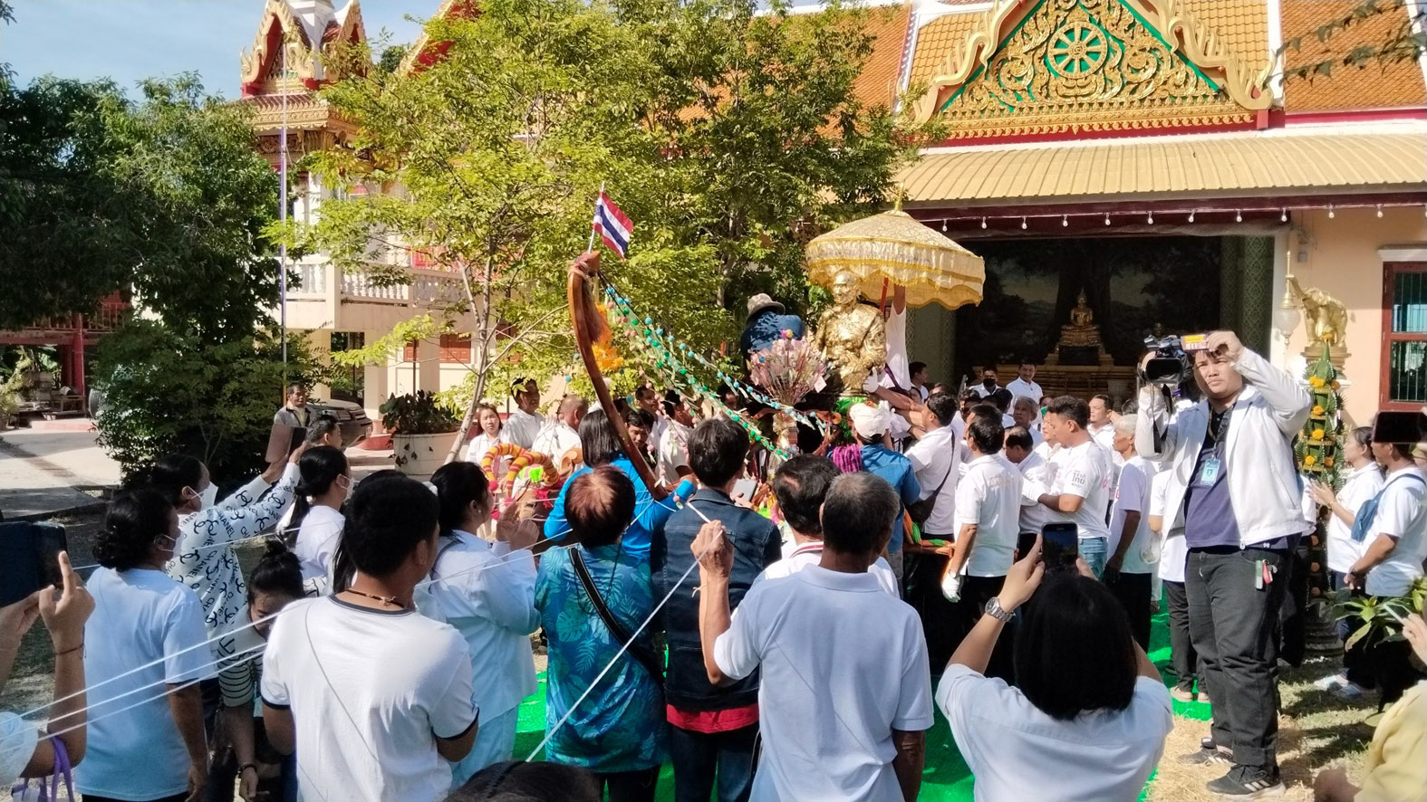 สุพรรณบุรี-ชาวบ้านเทียมเกวียนแห่อัญเชิญรูปเหมือนอดีตเจ้าอาวาส