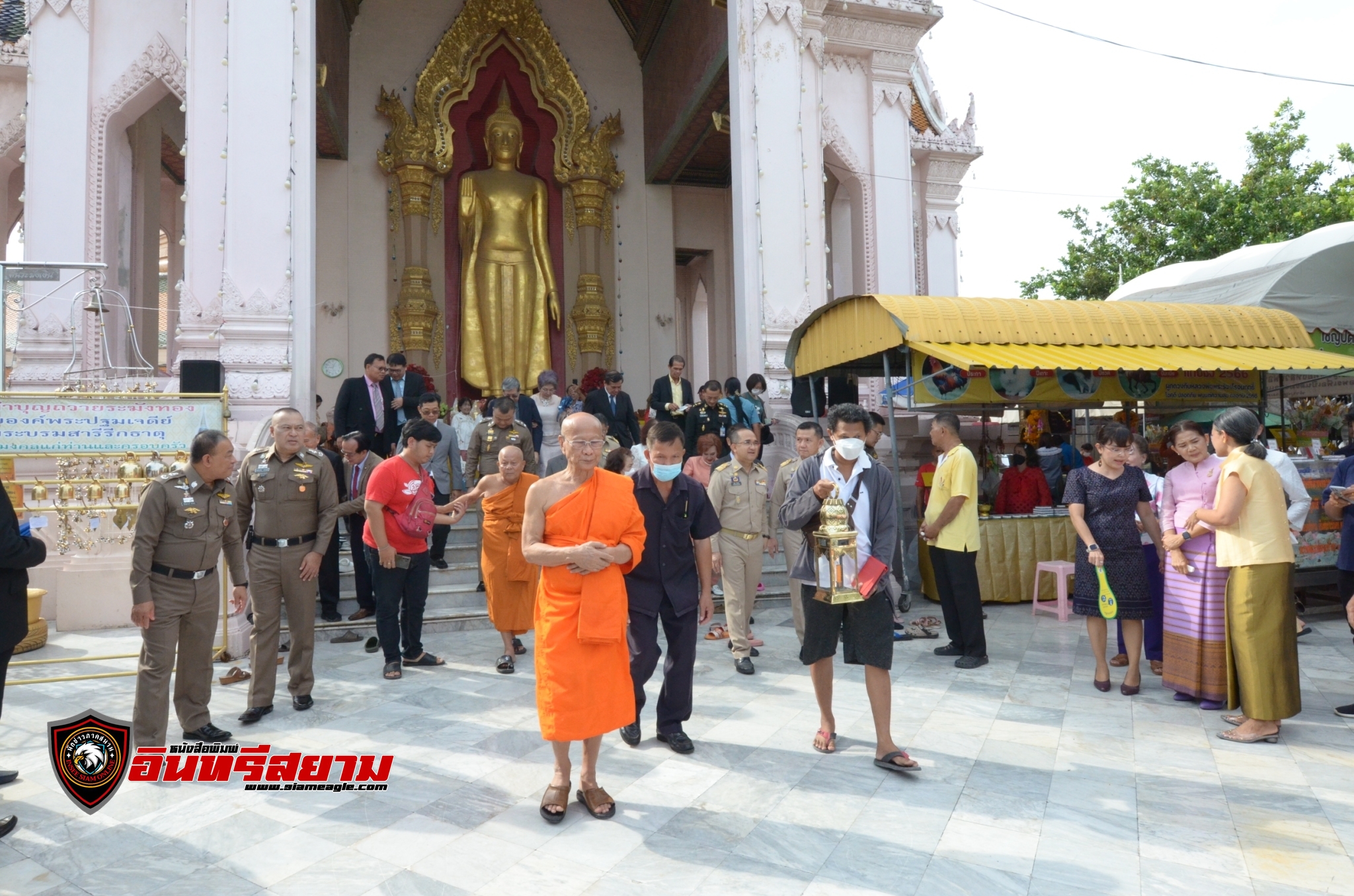 นครปฐม-ประชาชนร่วมพิธีจุดเทียนชัยถวายสักการะบูชาพระร่วงโรจนฤทธิ์ฯ หน้าองค์พระปฐมเจดีย์