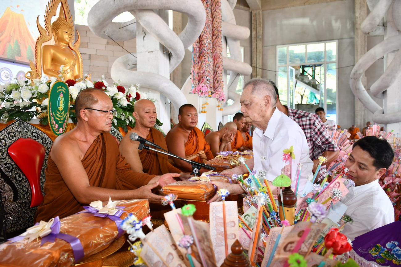 ศรีสะเกษ-ดร.ไพโรจน์ พงศ์พิพัฒน์ นำชาวพุทธทอดกฐินวัดหนองแวงได้เงินถวายวัดร่วม 10 ล้านบาท