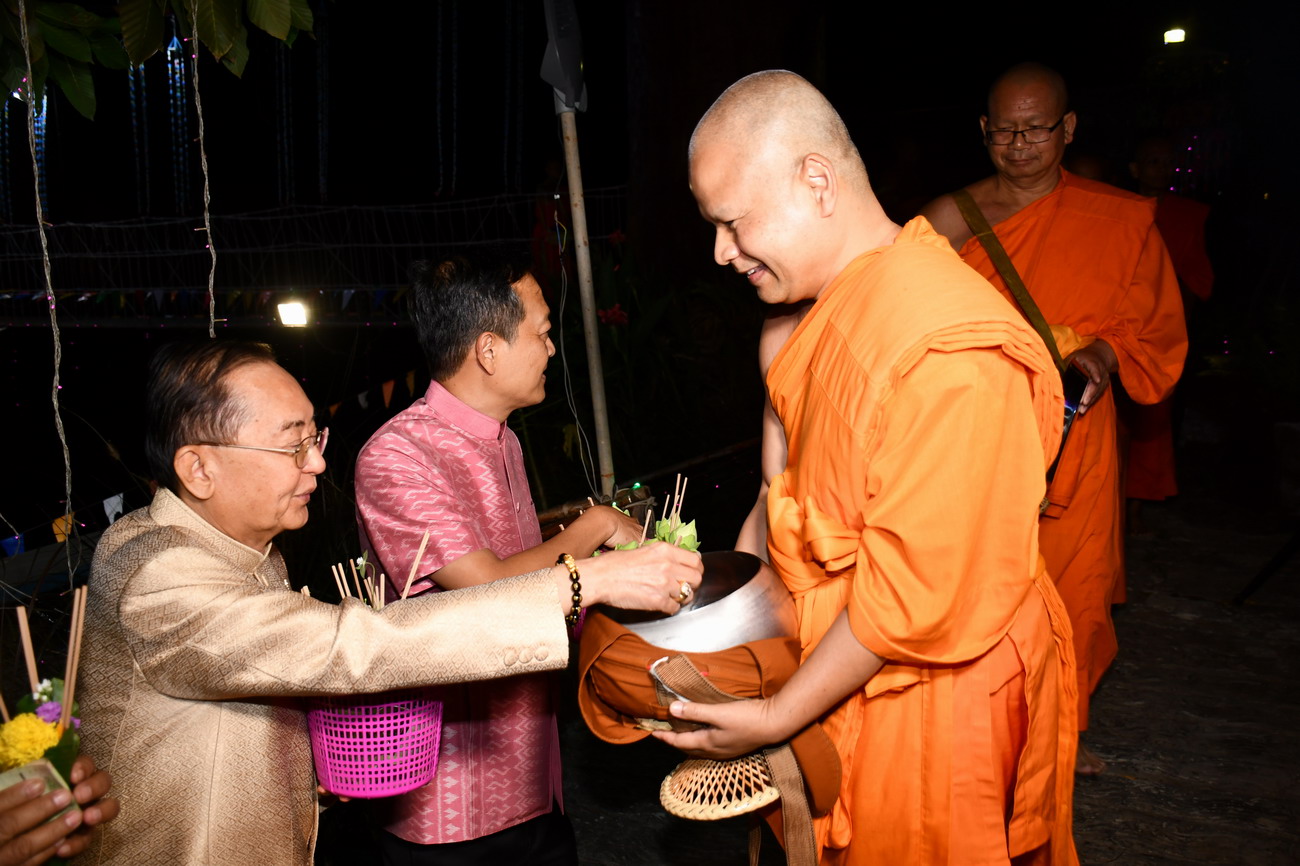 ศรีสะเกษ-ประธานสภาวัฒนธรรมนำชาวพุทธตักบาตรดอกไม้ใต้แสงจันทร์แห่งแรกของโลก