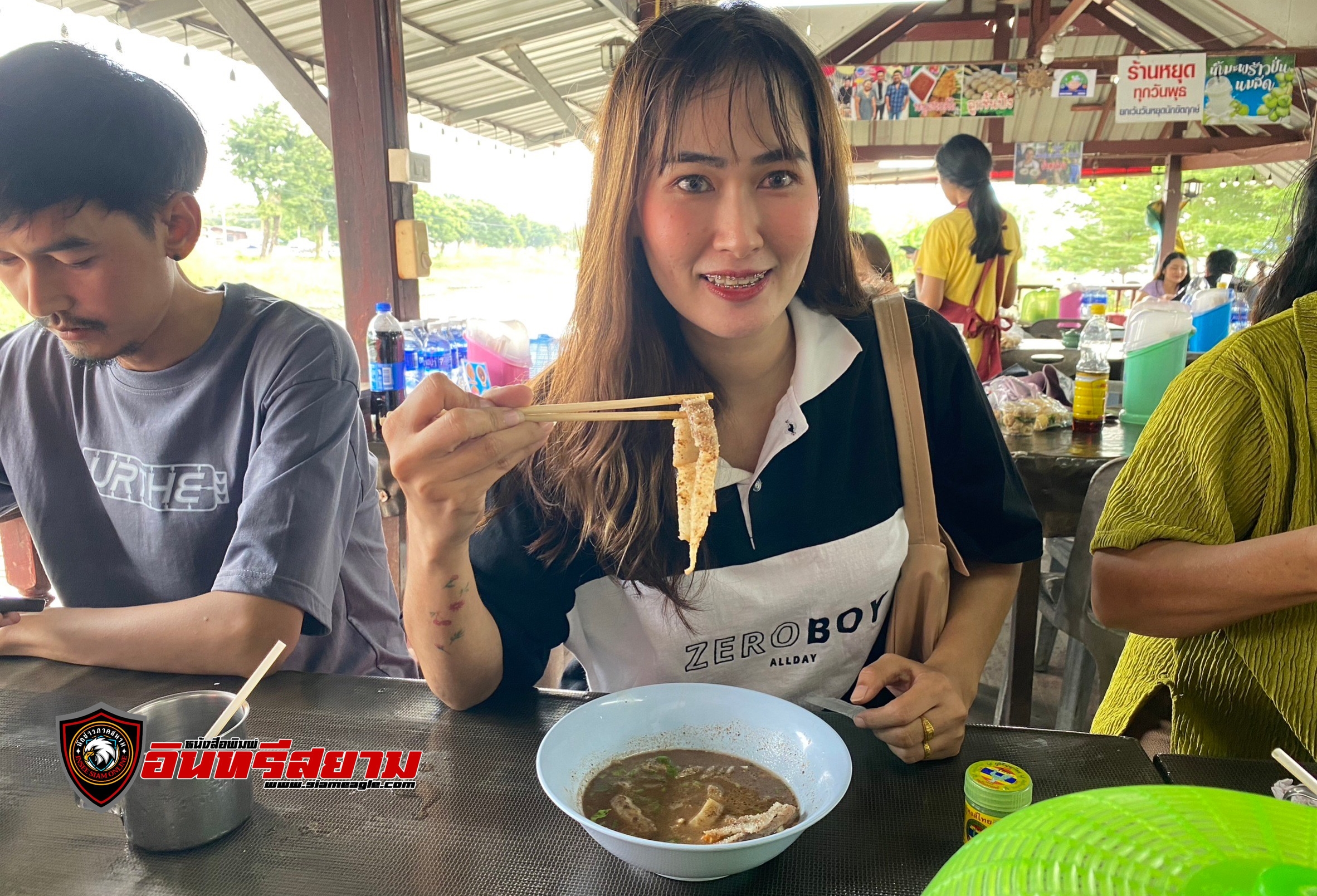 ปทุมธานี-กระแสแรงไม่หยุด..!!แฟนคลับแบมแบมแห่กินริ้วตามทำร้านก๋วยเตี๋ยวเรือคนแน่นร้าน