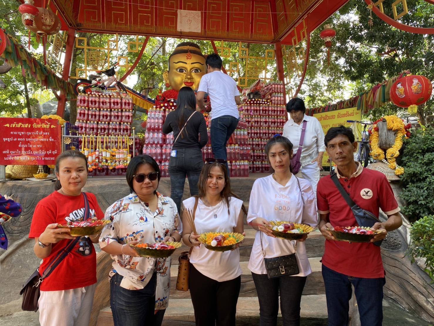 ปทุมธานี-ประชาชนแห่ขอโชคส่งท้ายปี ของขึ้นกลางพิธียกพ่อแก่