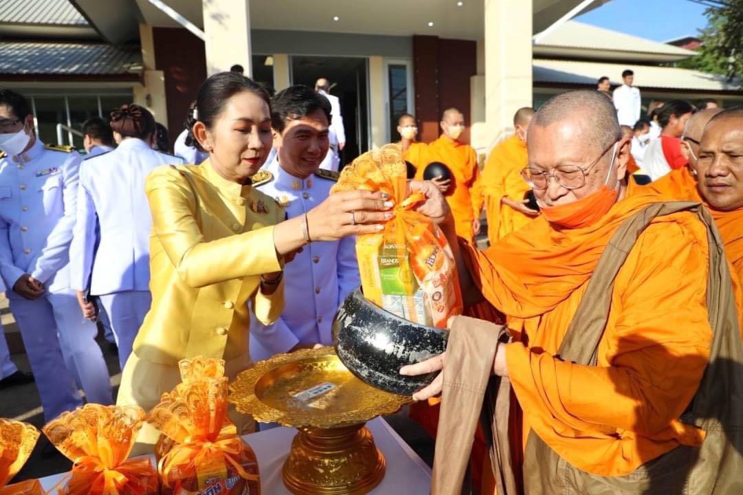 อยุธยา-เจริญพระพุทธมนต์ทำบุญตักบาตรถวายพระราชกุศล ถวายราชสักการะ ร.9 วันพ่อแห่งชาติ