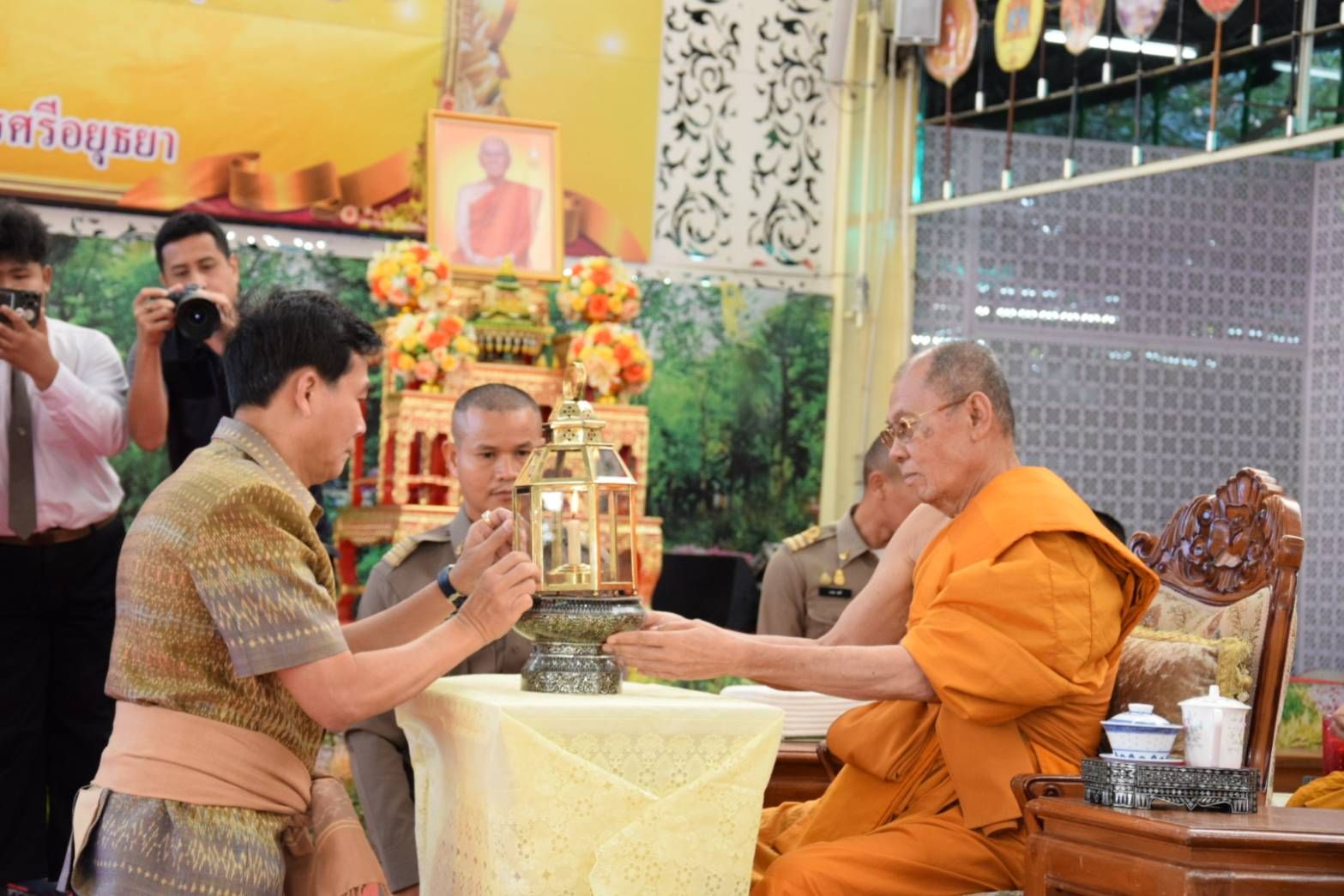 อยุธยา-ถวายไฟพระฤกษ์ประทานจาก สมเด็จพระสังฆราช ประกอบกิจกรรมสวดมนต์ข้ามปี 2567