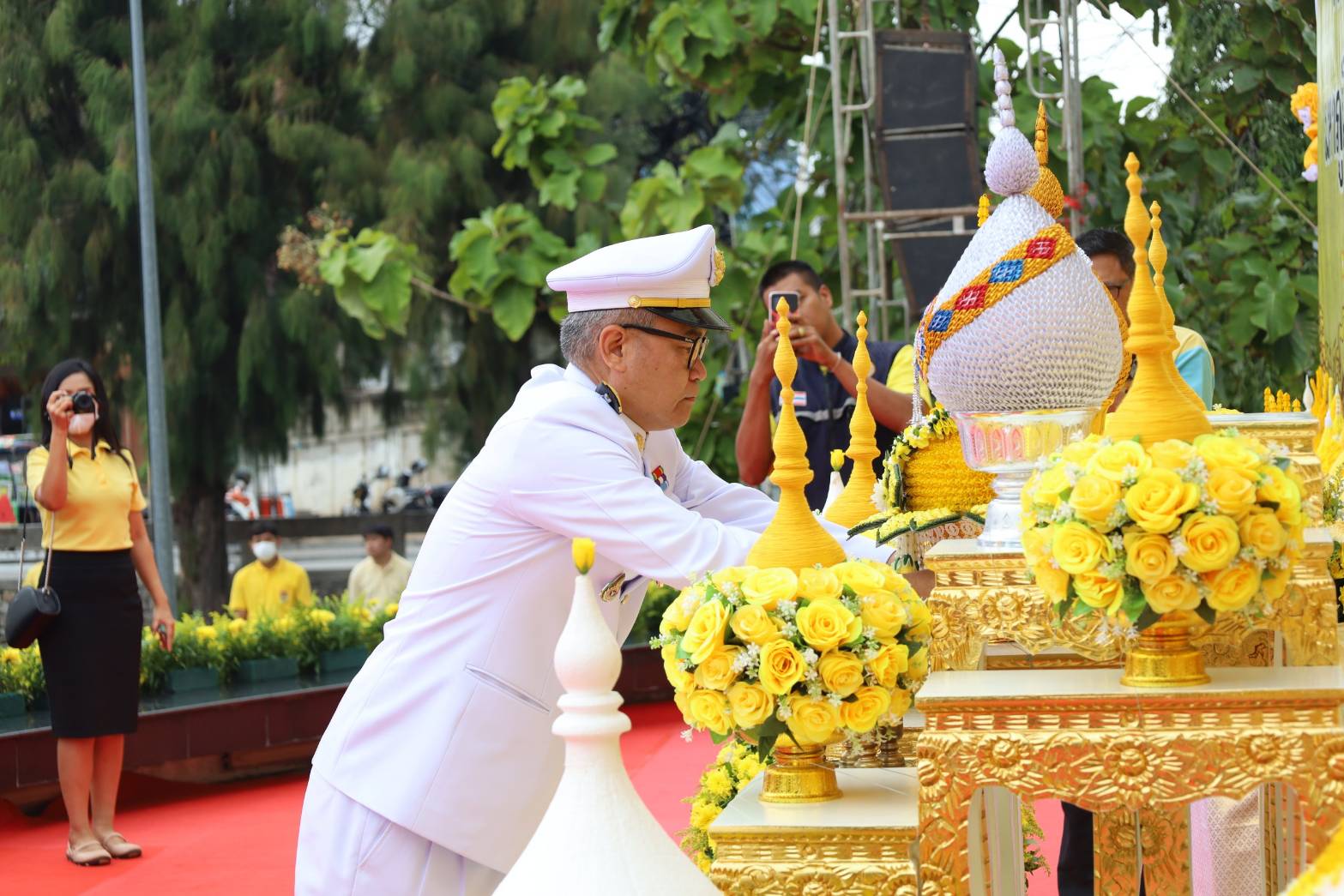 ประจวบคีรีขันธ์-ประกอบพิธีวางพานพุ่มดอกไม้ถวายราชสักการะ น้อมรำลึกในพระมหากรุณาธิคุณ