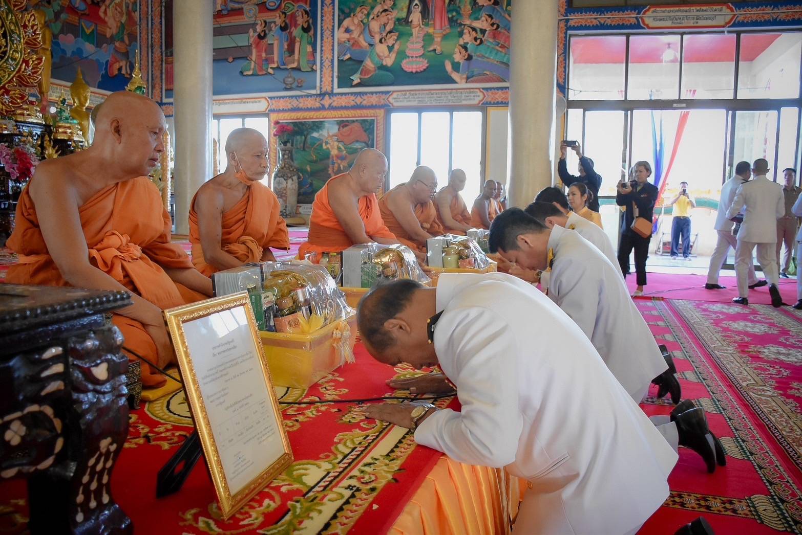 ร้อยเอ็ด-พระบาทสมเด็จพระเจ้าอยู่หัว พระราชทานเครื่องไทยธรรมถวายแด่พระสงฆ์