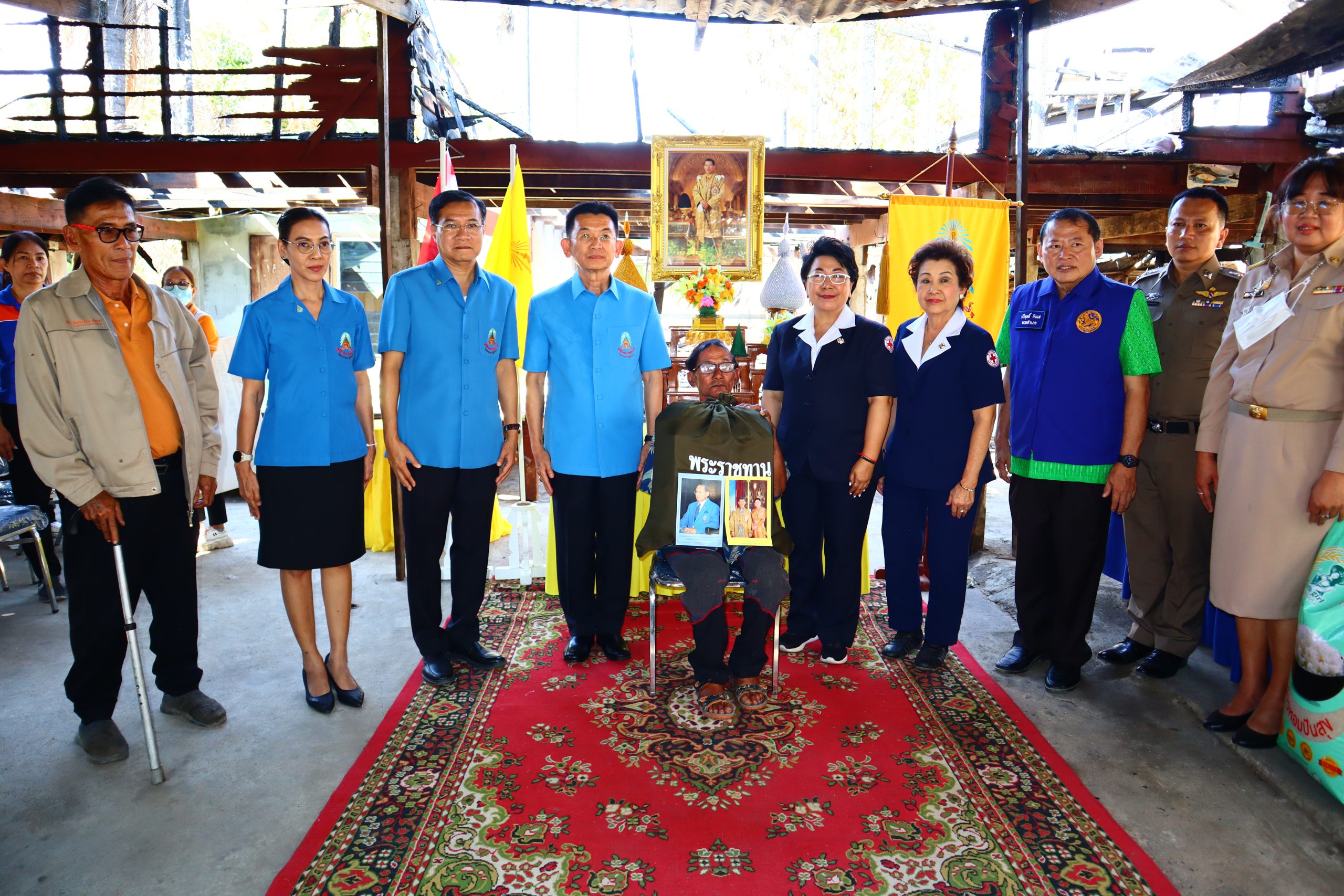 สิงห์บุรี-พิธีมอบสิ่งของพระราชทาน มูลนิธิราชประชานุเคราะห์ ในพระบรมราชูปถัมภ์ ช่วยเหลือผู้ประสบอัคคีภัย