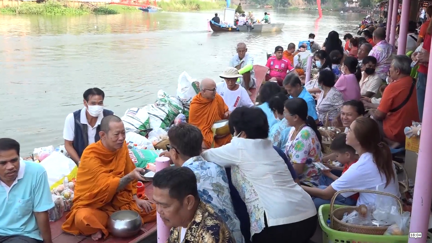 สุพรรณบุรี-สีสันประเพณีตักบาตรกลางน้ำสืบทอดกันมากว่า 100 ปี