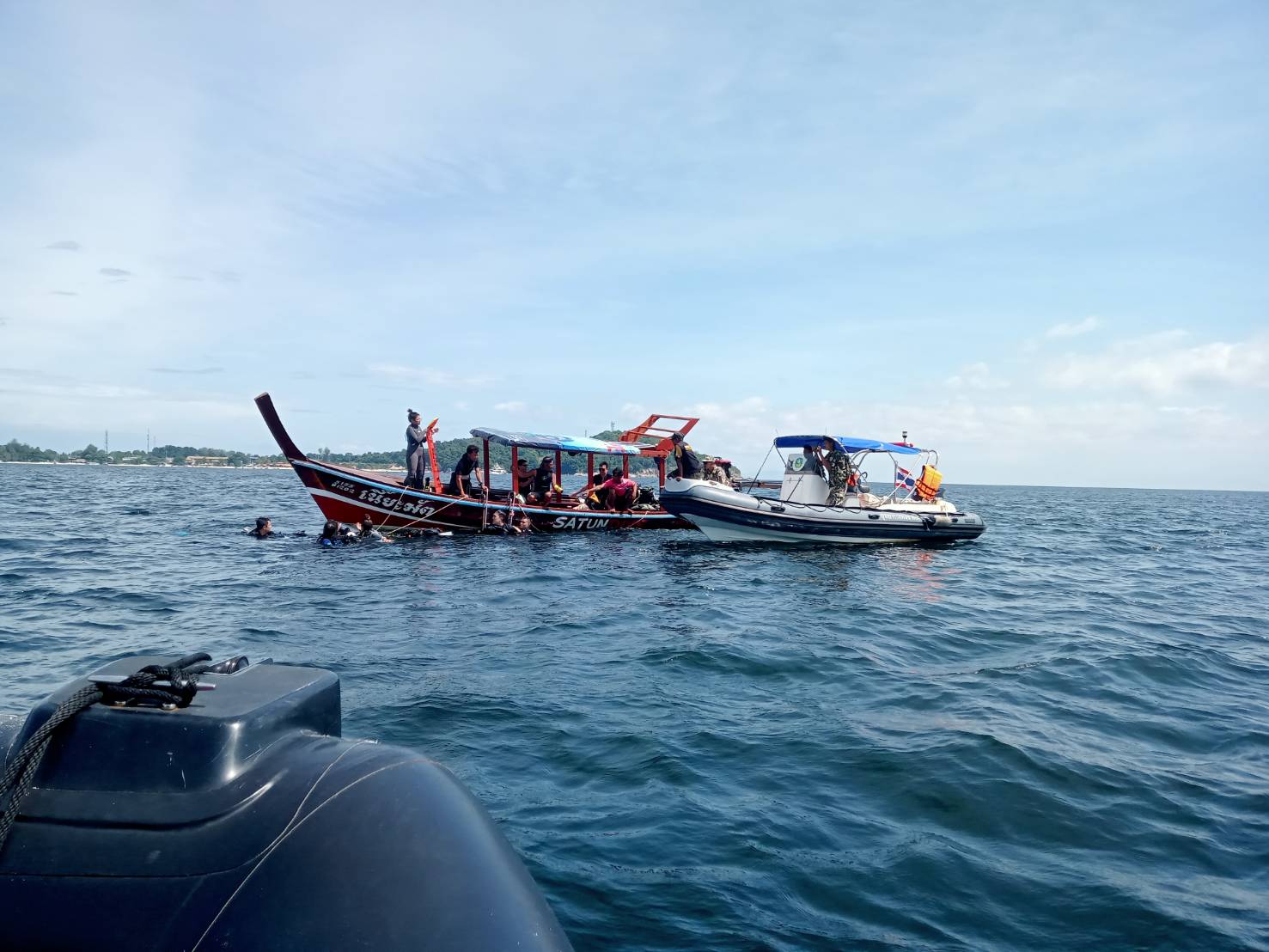 สตูล-นทท.หายจากจุดดำน้ำ 6 คน ทหารเรือพร้อม เจ้าหน้าที่อุทยานฯ เร่งช่วยเหลือ ทุกคนปลอดภัย