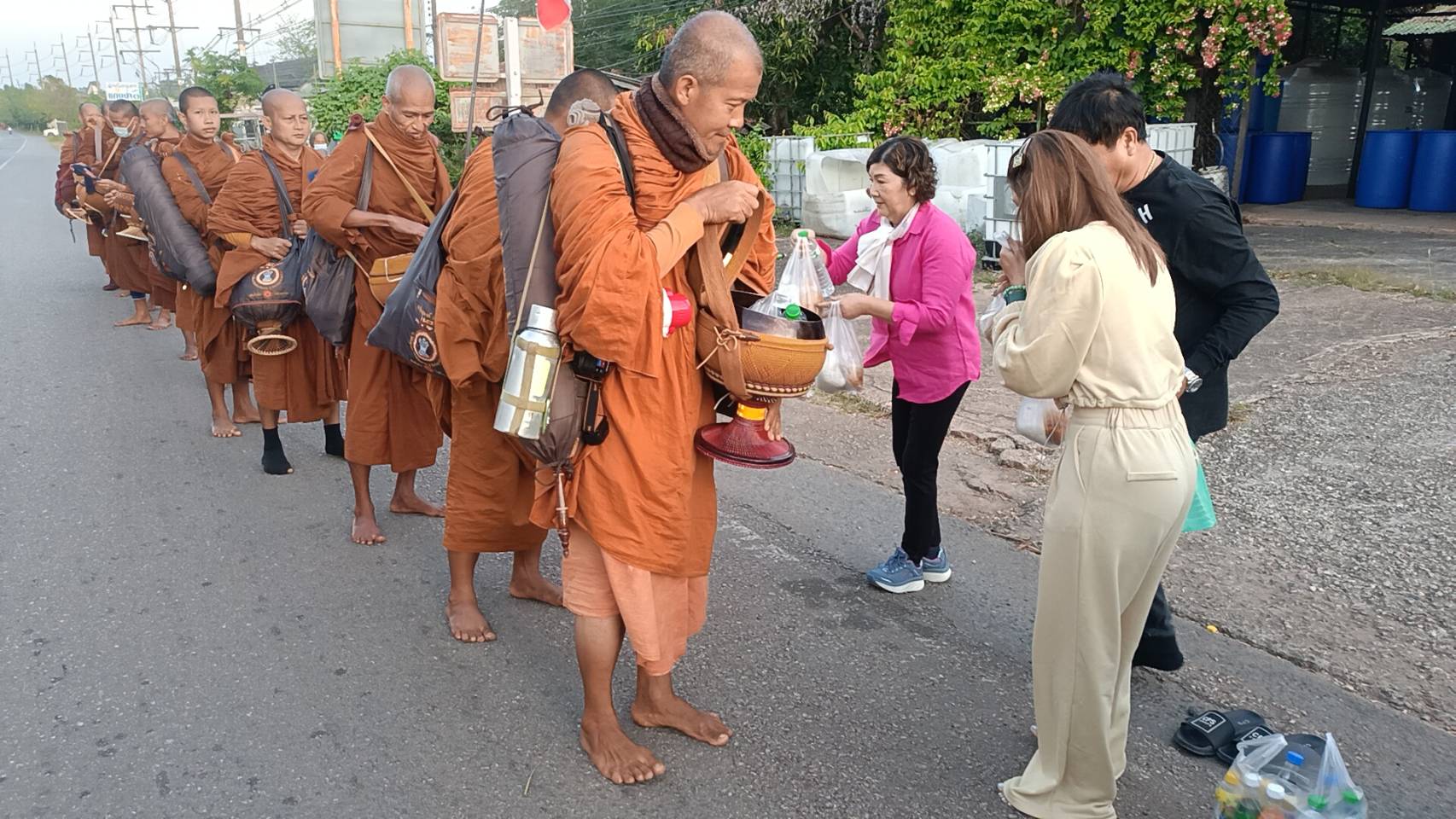 ปราจีนบุรี-ก่อนสิ้นปีทำบุญกับพระธุดงค์เดินเท้าเปล่าจากตราดไปอุบลราชธานี