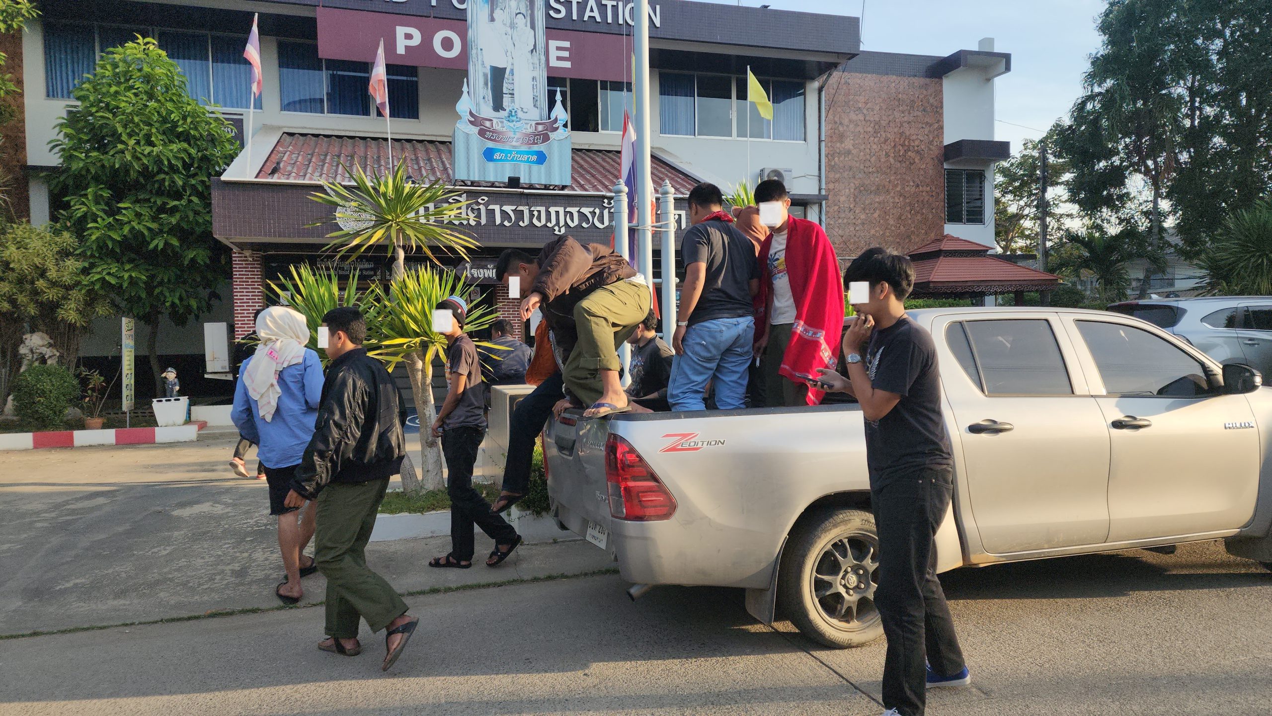 เพชรบุรี-ตำรวจบ้านลาดบุกทลายปาตี้ยา รวบตัวเยาวชนพร้อมของกลางเพียบ