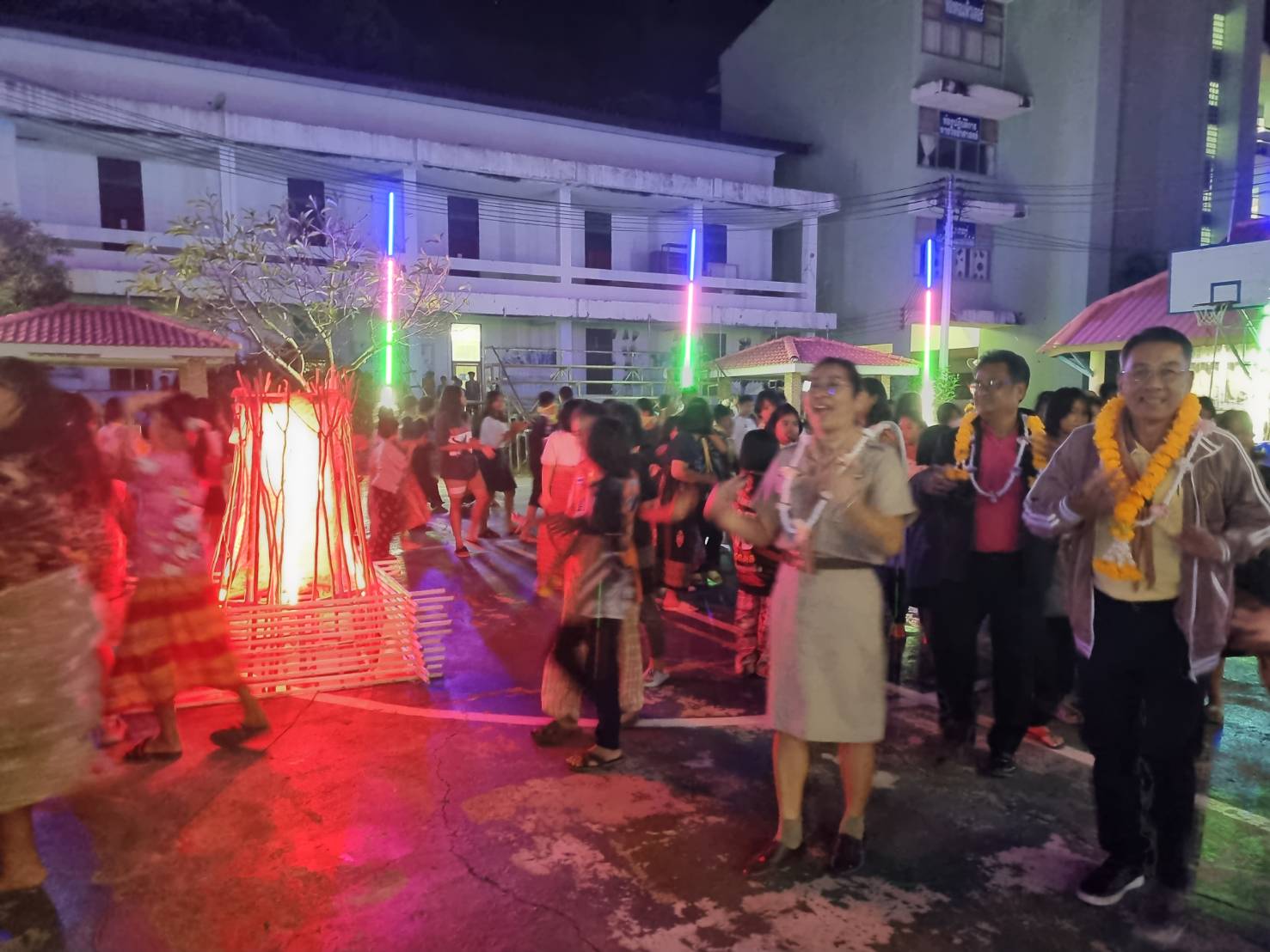 ปราจีนบุรี-ลูกเสือ เนตรนารี รร.สังกัดเทศบาลปราจีนฯ ชุมนุมรอบกองไฟก่อนสิ้นปี