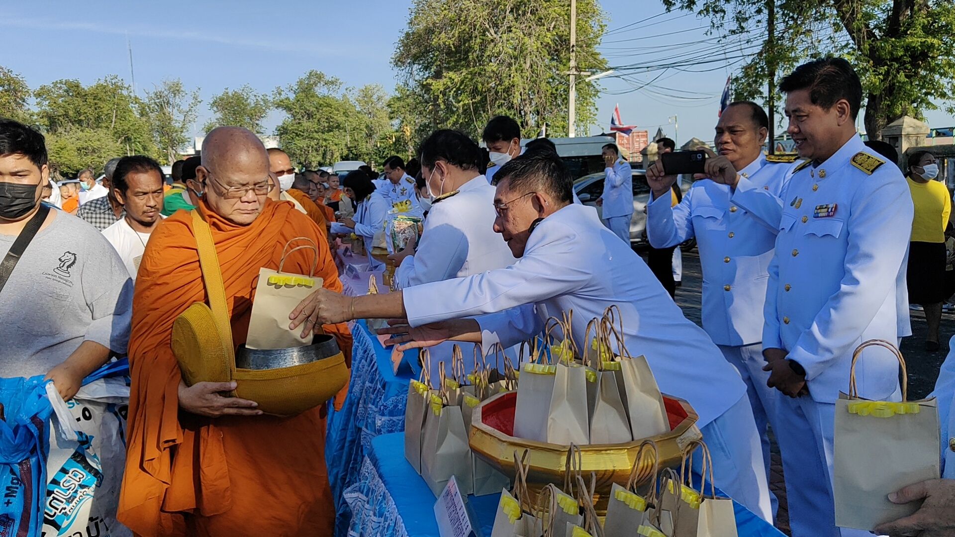 สิงห์บุรี-พิธีทำบุญตักบาตรถวายพระราชกุศลน้อมรำลึกในพระมหากรุณาธิคุณ เนื่องในวันพ่อแห่งชาติ