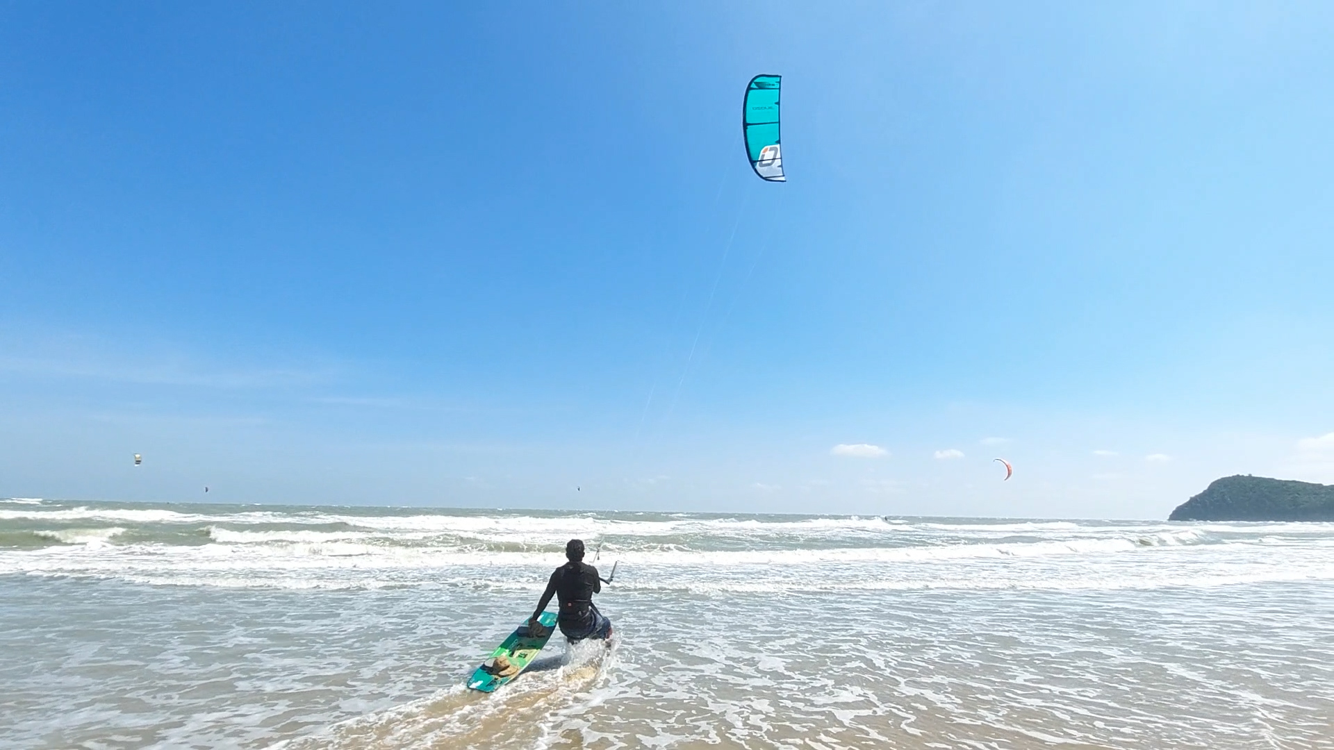 ประจวบคีรีขันธ์-สีสัน…นทท.ชาวต่างชาติและชาวไทยนำ Kiteboarding ออกกันมาเล่นโต้คลื่นลมอย่างสนุกสนาน