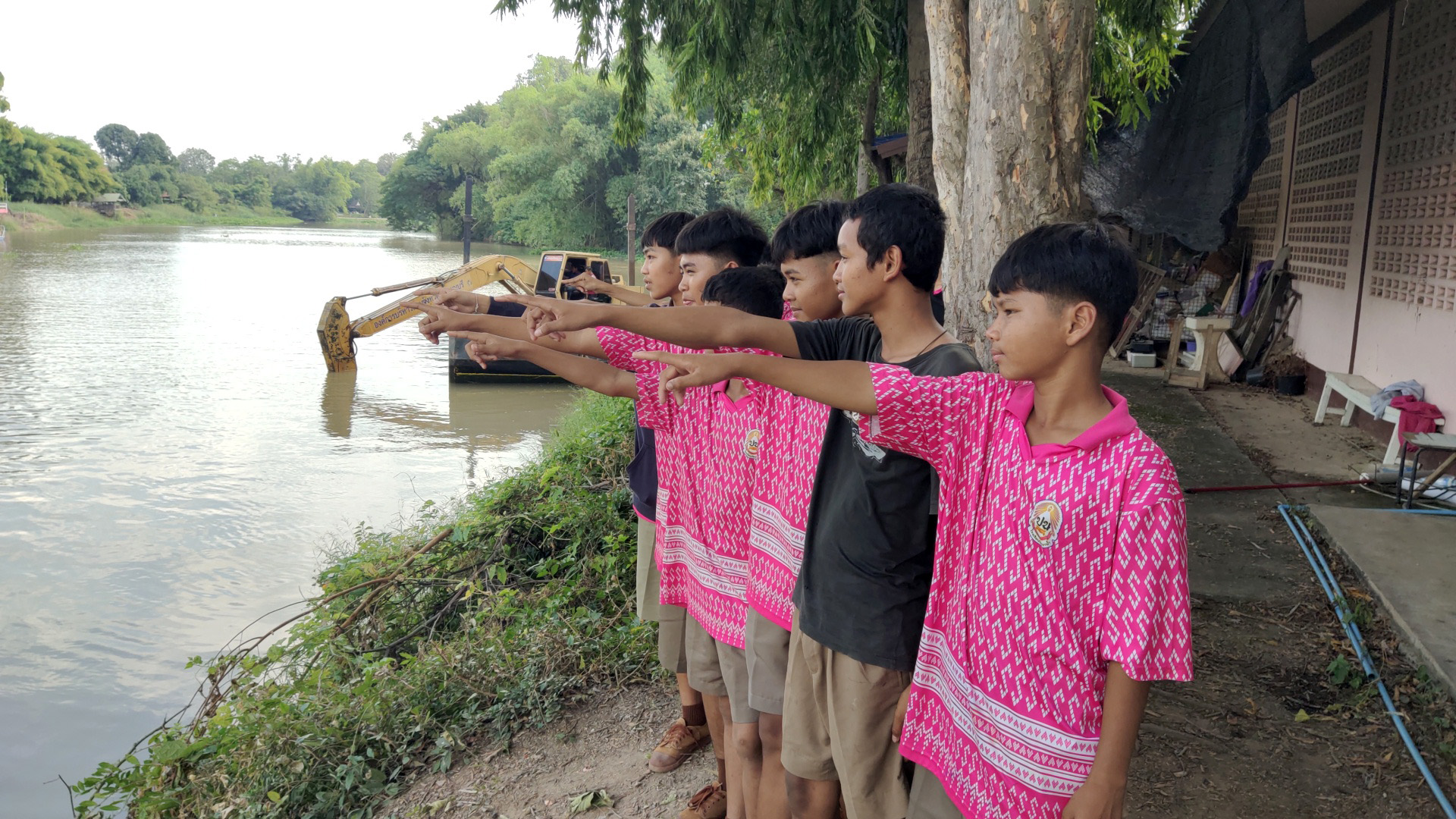 สุพรรณบุรี-ครู-นักเรียน ผวา! จรเข้ตัวเขื่องว่ายน้ำสบายใจ กำนันเชื่อเป็นจรเข้เจ้าที่ ไม่ทำอันตรายคน