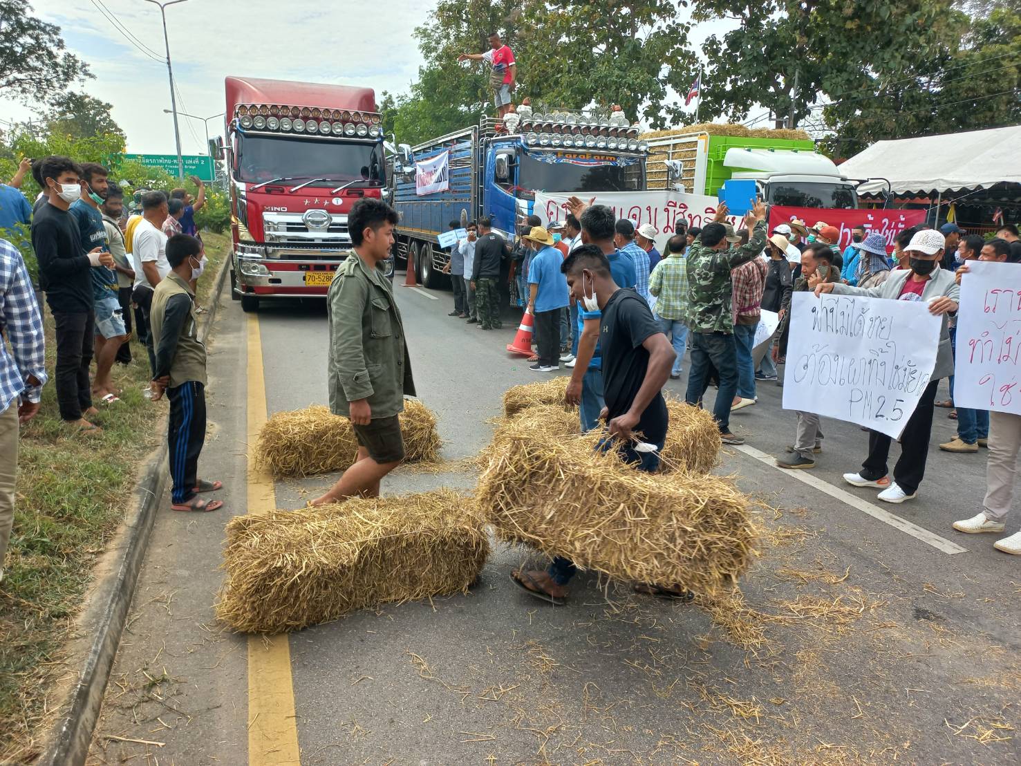 ตาก-เกษตรกรกว่า 500 คน รวมตัวปิดถนนสายแม่สอด-ตาก หลังรัฐบาลสั่งงดนำเข้าโค-กระบือนานกว่า 9 เดือน