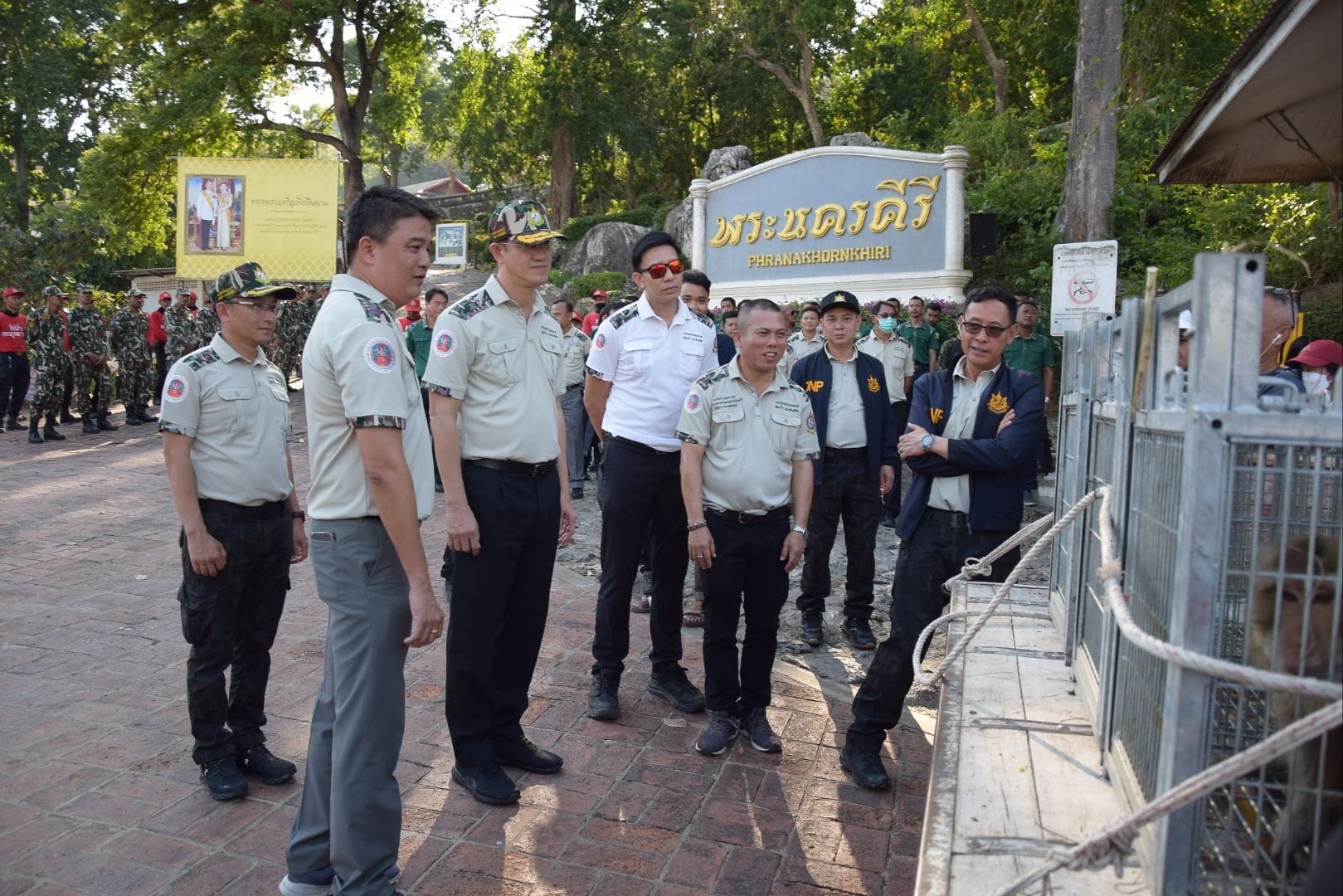 เพชรบุรี-อธิบดีกรมอุทยานรับมอบลิงเขาวังเมืองเพชร 200 ตัว ล็อตแรกที่จับได้วันนี้ไปห้วยทราย