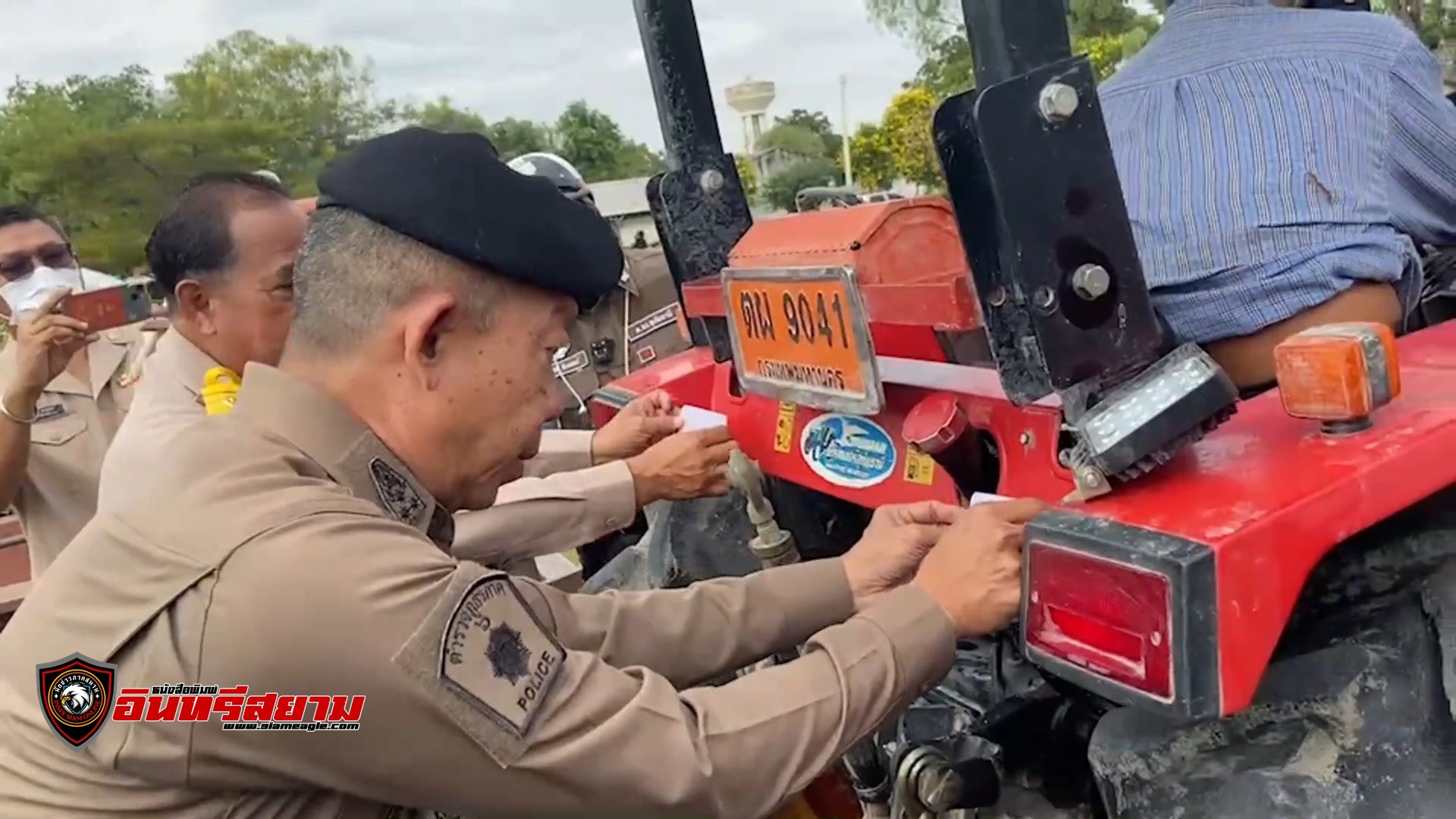 อุทัยธานี-รณรงค์ติดสติ๊กเกอร์สะท้อนแสงกันอุบัติเหตุ