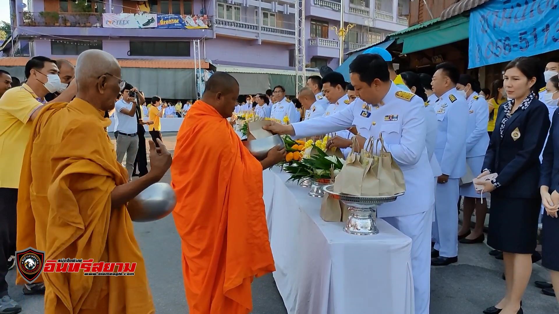 อุทัยธานี-จัดกิจกรรมทำบุญตักบาตรวันพ่อแห่งชาติ