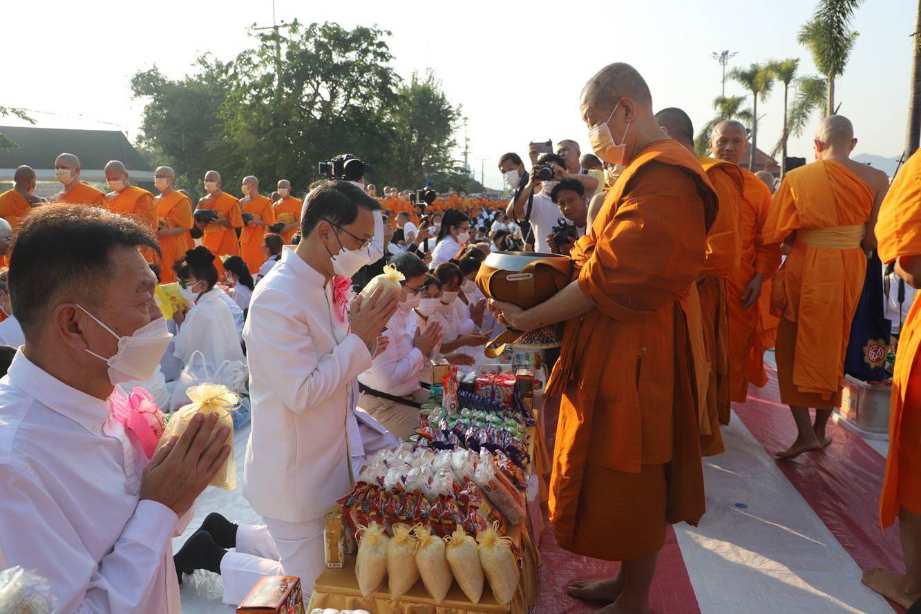 กาญจนบุรี-ผู้ว่าฯ เป็นประธานตักบาตรพระสงฆ์ 10,000 รูป ฉลอง 192 ปี จังหวัดกาญจนบุรี