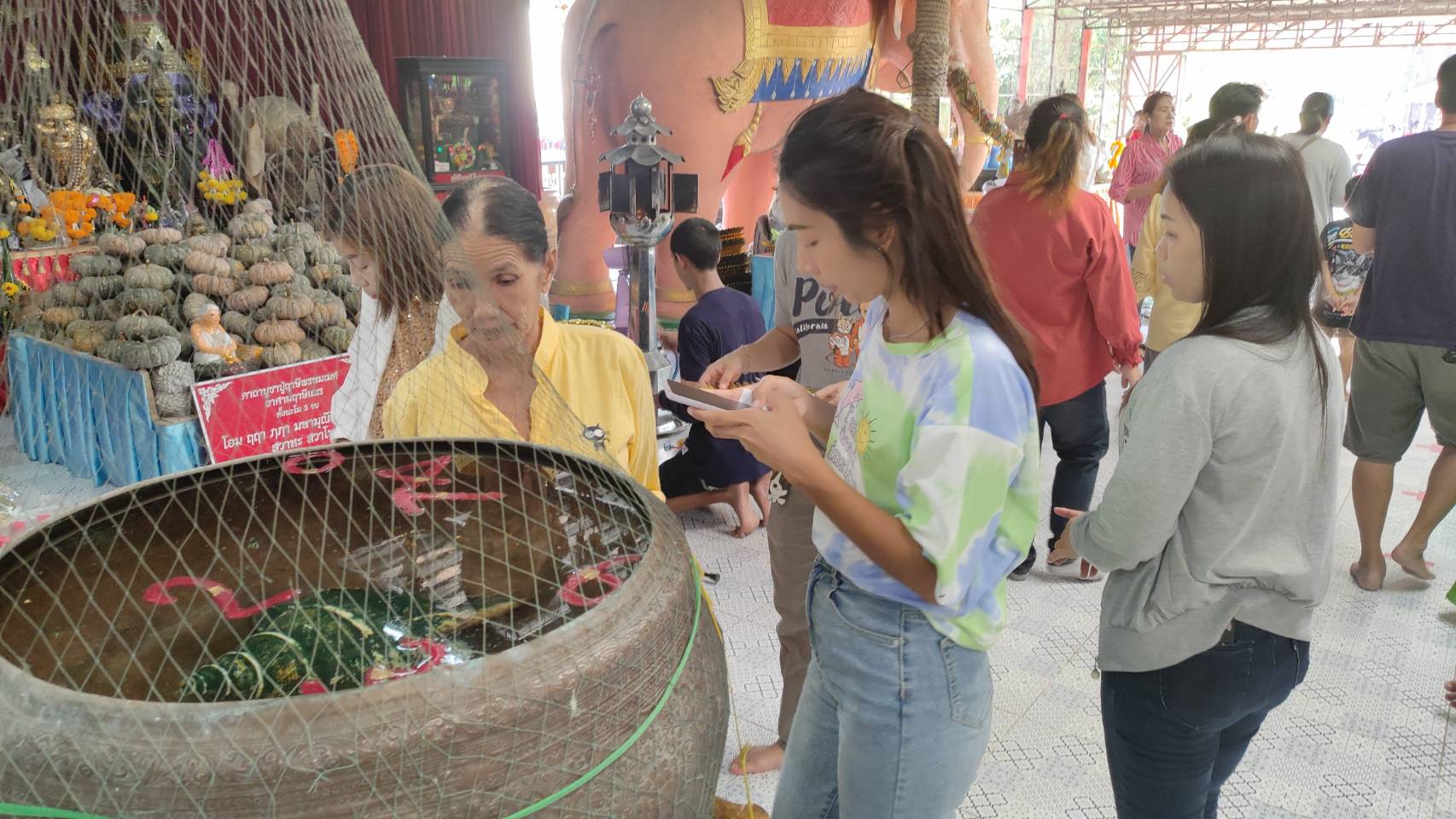 ปทุมธานี-วันหยุดยาวประชาชนแห่แก้บน ส่องอ่างน้ำบนอาศรมฤาษีเณร