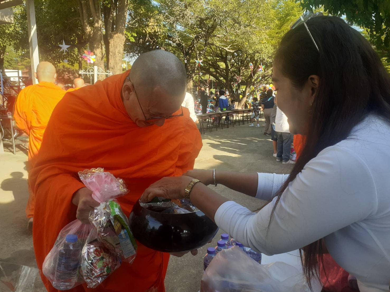 กาญจนบุรี-รร.สิริวิทยานุบาลจัดกิจกรรมทำบุญตักบาตรข้าวสารอาหารแห้ง แด่พระสงฆ์ส่งท้ายปีเก่าต้อนรับปีใหม่