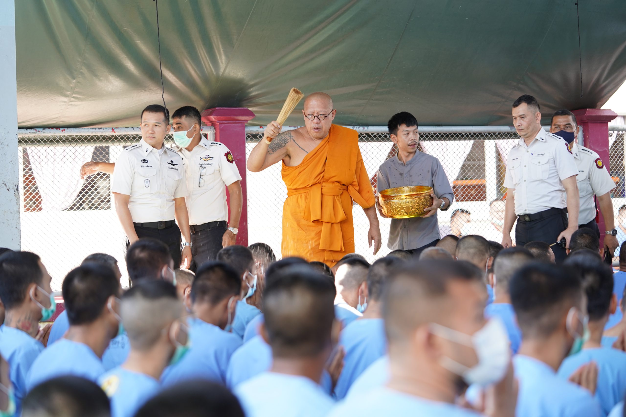 นครปฐม-หลวงพี่น้ำฝน นำคณะสงฆ์วัดไผ่ล้อม เสริมสร้างกำลังใจรับปีใหม่ เรือนจำธัญบุรี