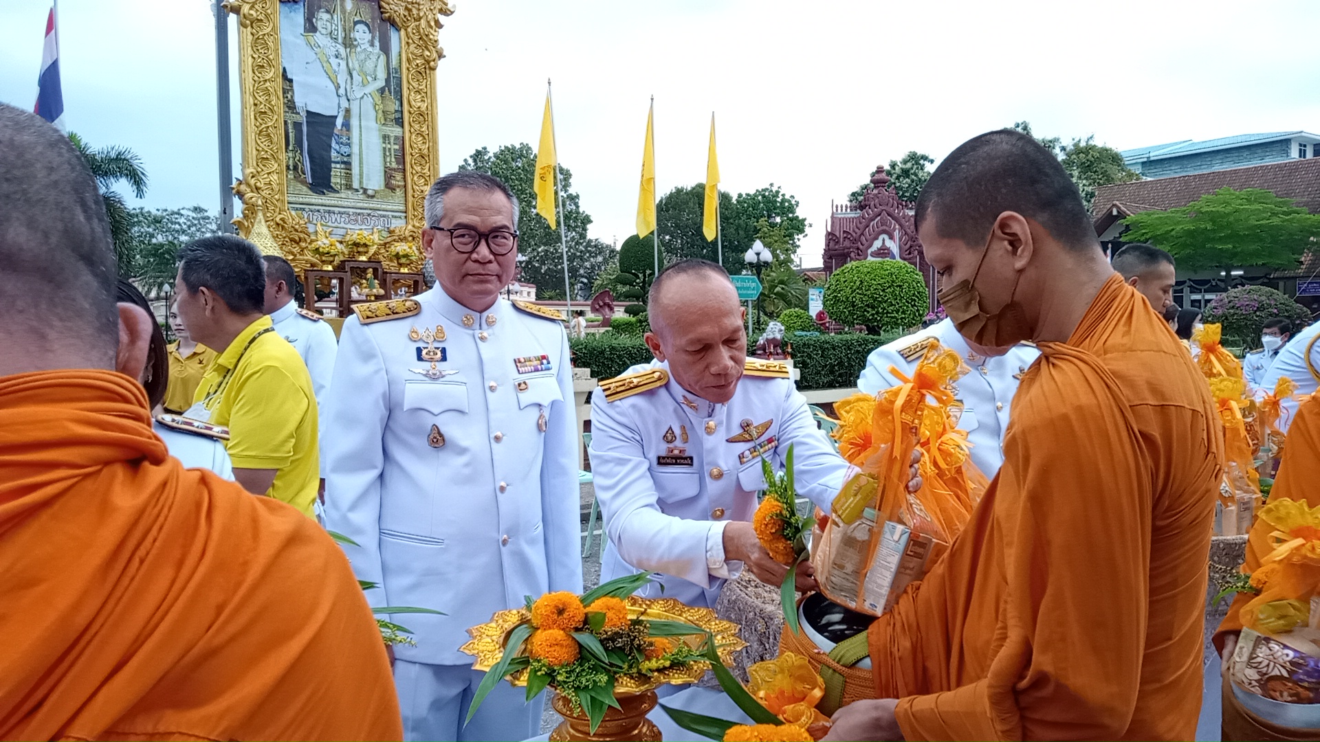 ประจวบคีรีขันธ์-ปชช.ชาวประจวบพร้อมใจทำบุญใส่บาตร รำลึกในหลวง ร.9 เนื่องในวันชาติ และวันพ่อแห่งชาติ